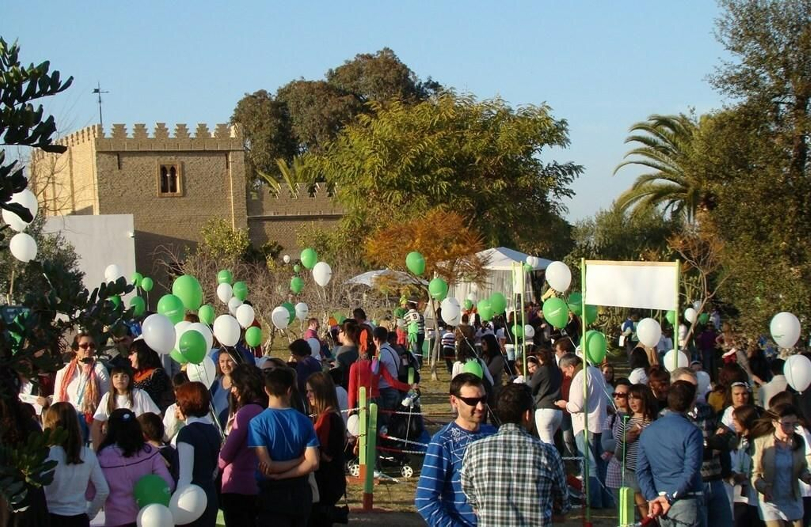 Familias disfrutando del Día de Andalucía en el Museo de la Autonomía, con la casa de Blas Infante al fondo.