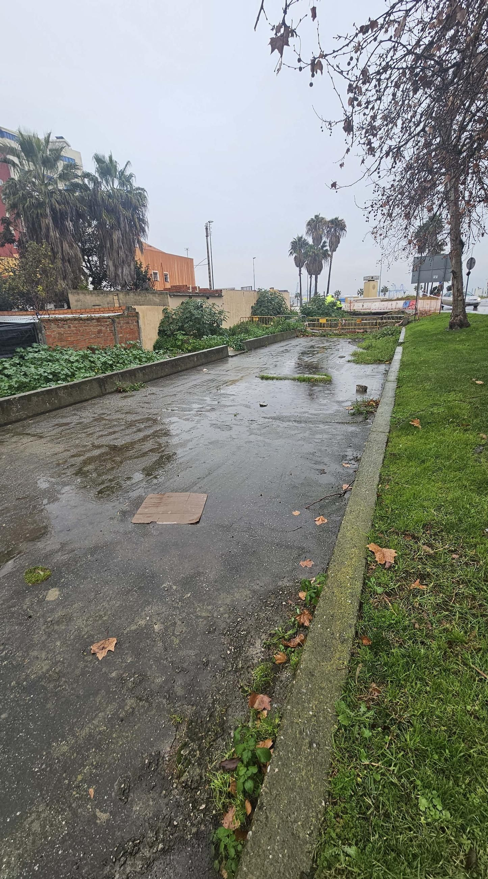 La rotonda del Varadero de Algeciras tras el hundimiento de una plancha de cubría el arroyo del Saladillo, en imágenes
