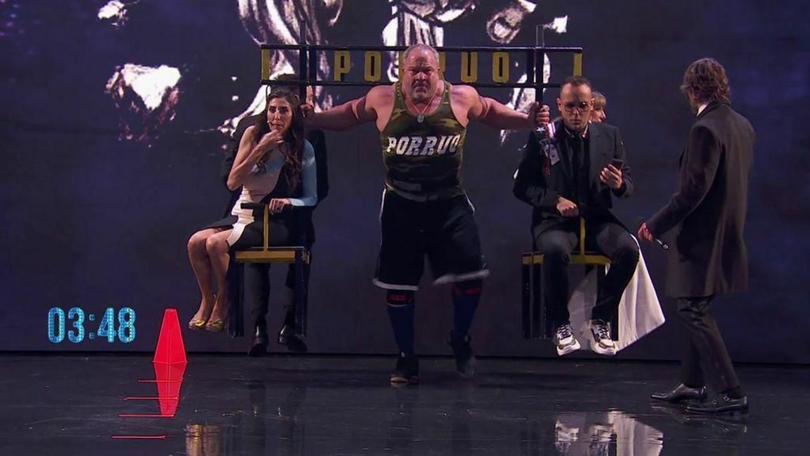 El Porrúo levanta a los cuatro miembros del jurado de Got Talent.
