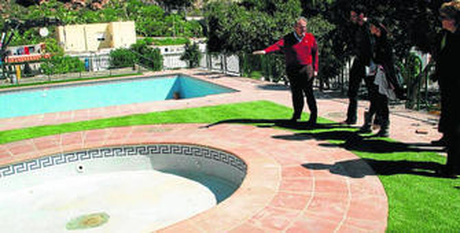 El alcalde de Vícar, Antonio Bonilla, junto con las concejalas de Deportes y Presidencia, Vanesa Lidueña y María Dolores Fernández en una visita a la piscina.