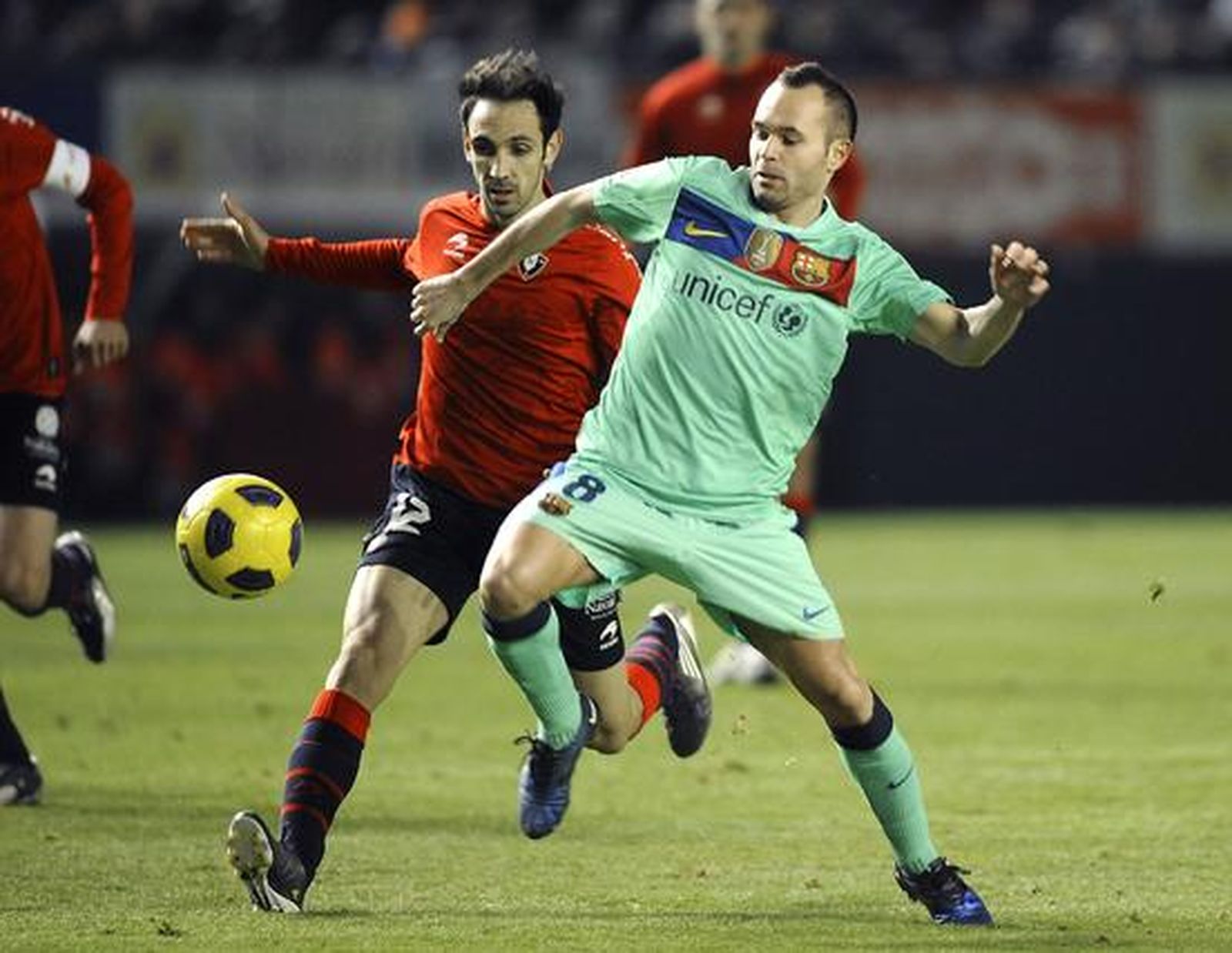 Iniesta intenta llegar a un balón. / AFP