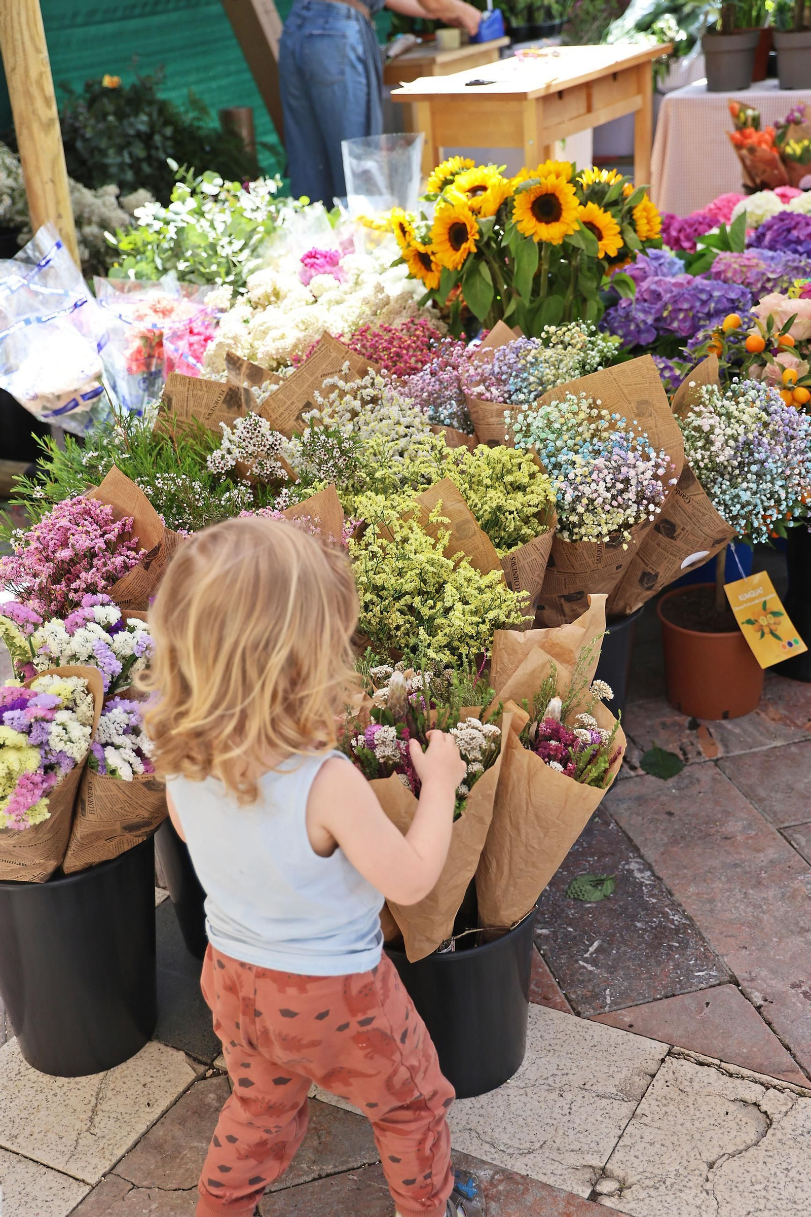Imágenes del mercado floral ubicado en la Plaza de las Monjas de Huelva