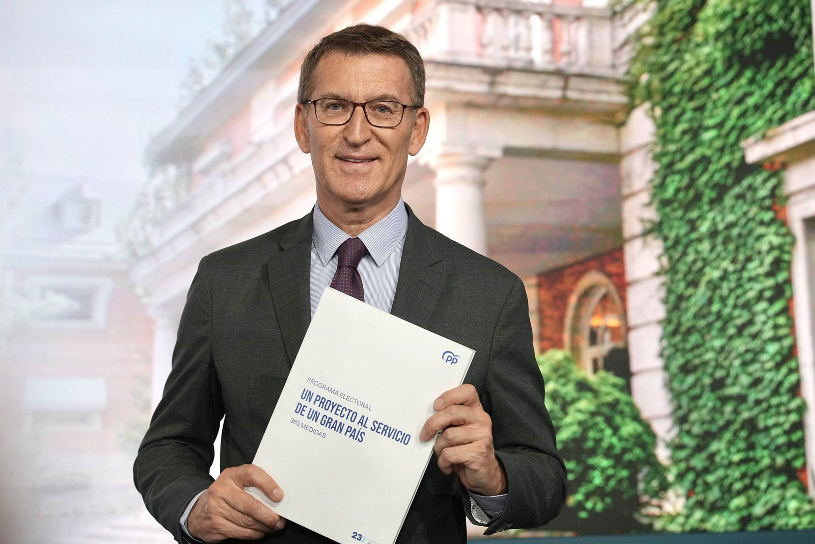 Alberto Núñez Feijóo, con el programa del PP