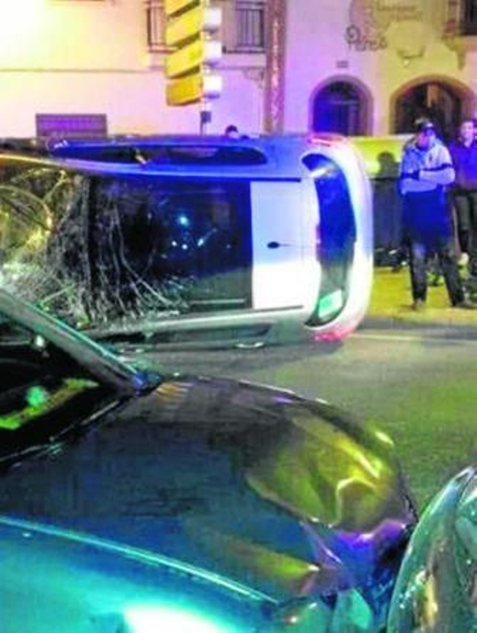 Vuelco de uno de los tres vehículos que colisionaron.