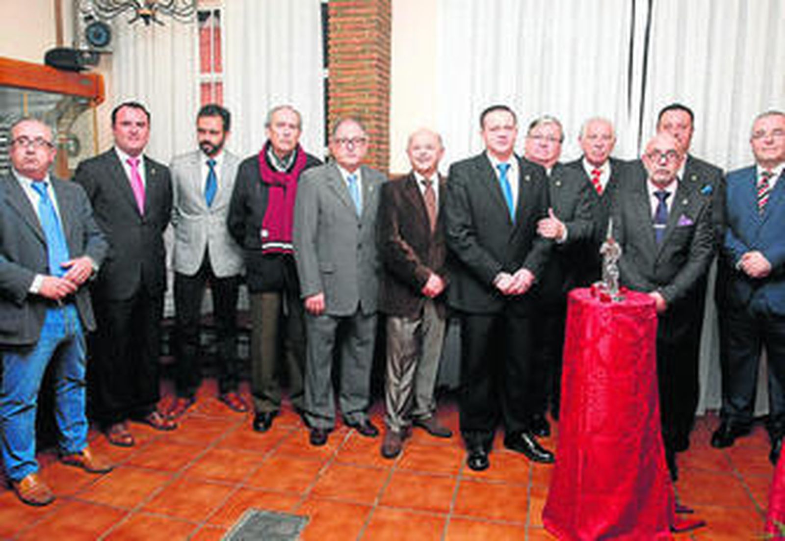 Los premiados, junto a los contertulios de Bajo Palio.