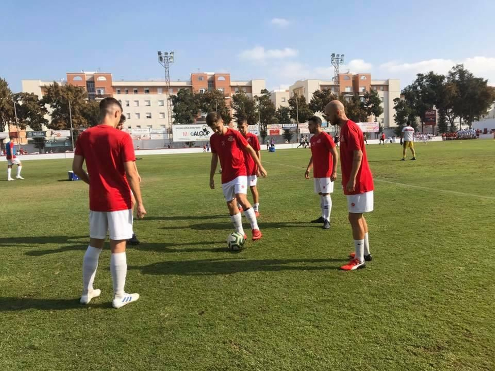 Rondo de los jugadores durante un entrenamiento del Chiclana.