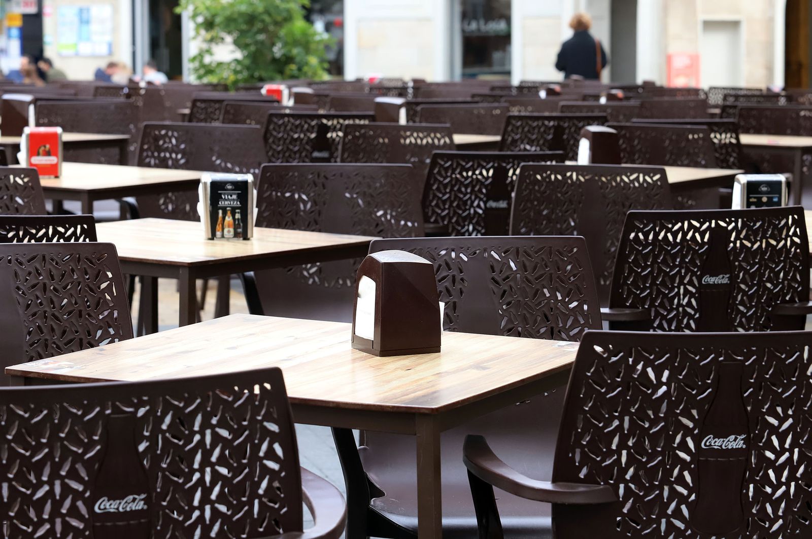 Una terraza aún vacía en la capital onubense.