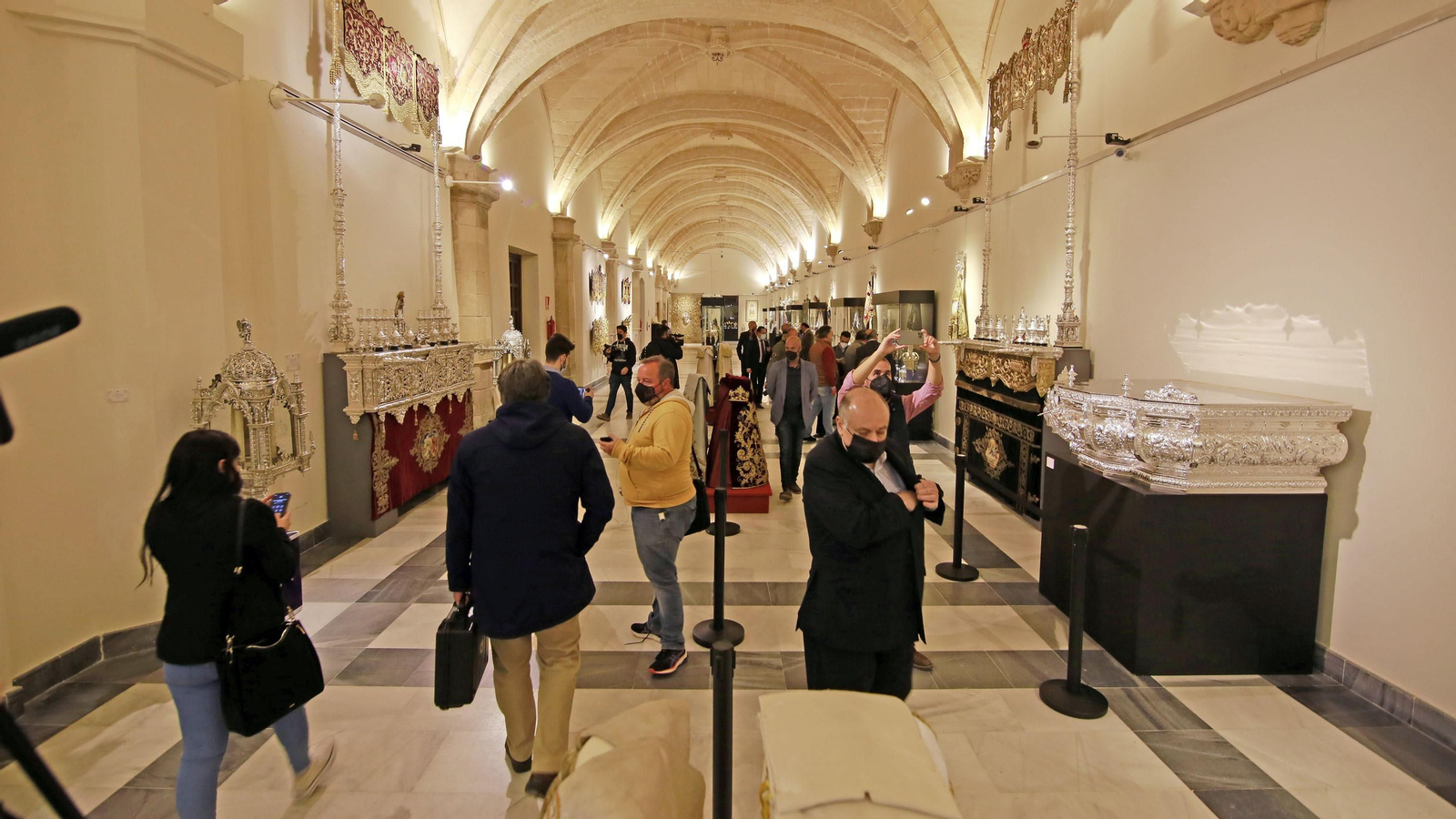 Imágenes de la magna exposición de las cofradías en Los Claustros