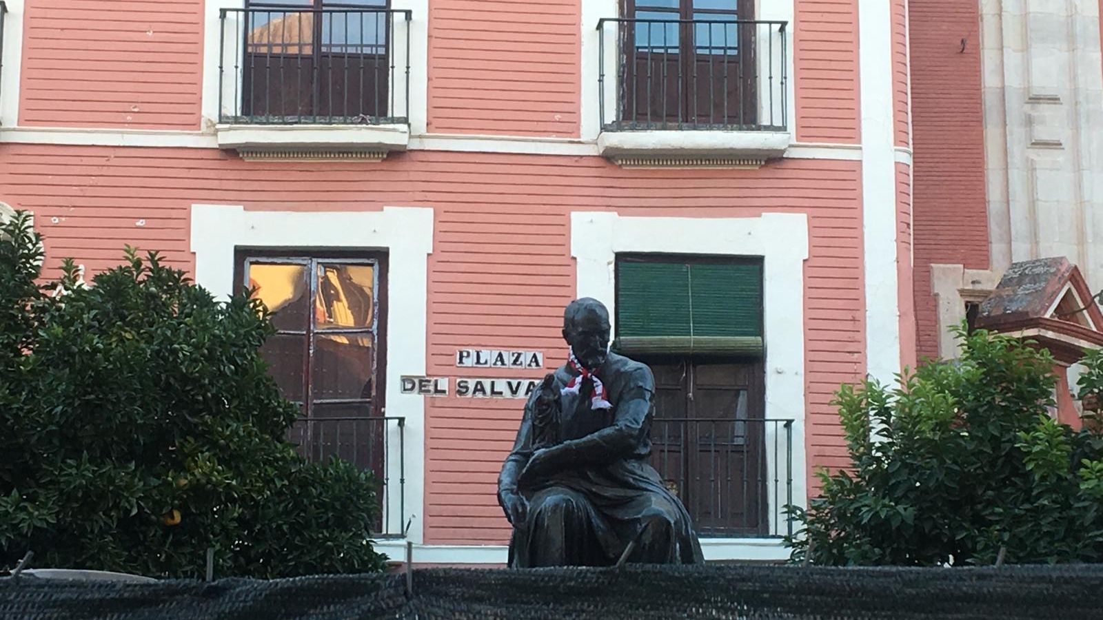 Martínez Montañés con una bufanda del Sevilla en el cuello.