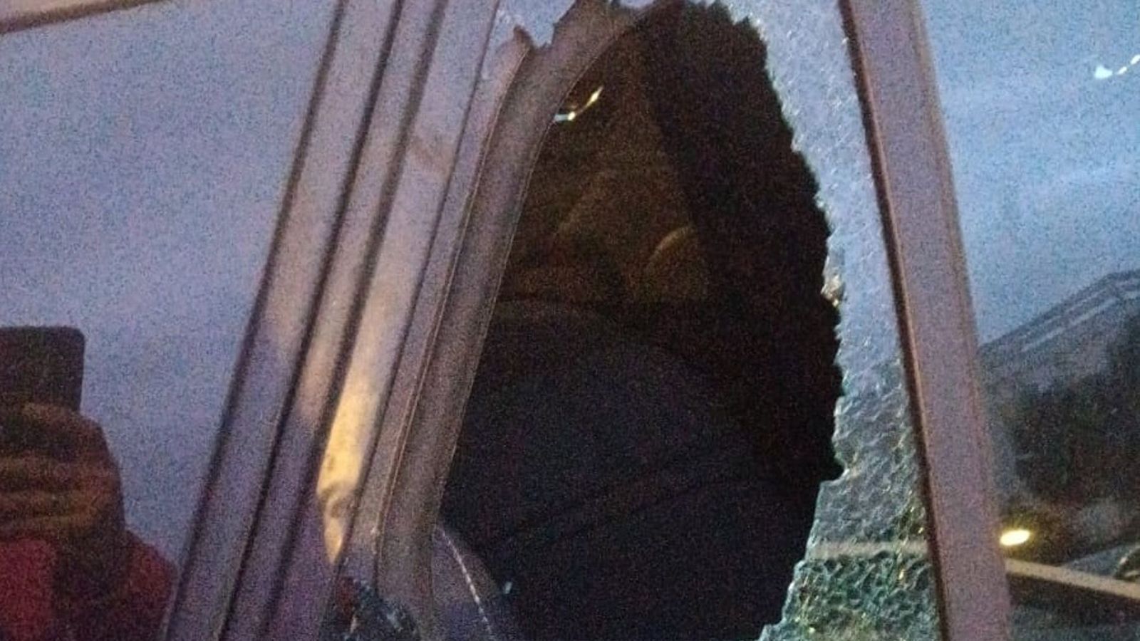 Estado de uno de los vehículos objeto de robo esta pasada noche junto a la calle Macedonia, en San Pablo