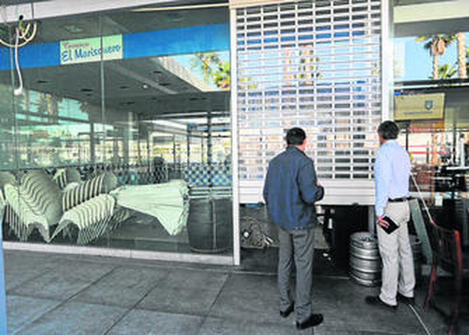 Momento en que se produce el cierre definitivo del local, ayer por la mañana.