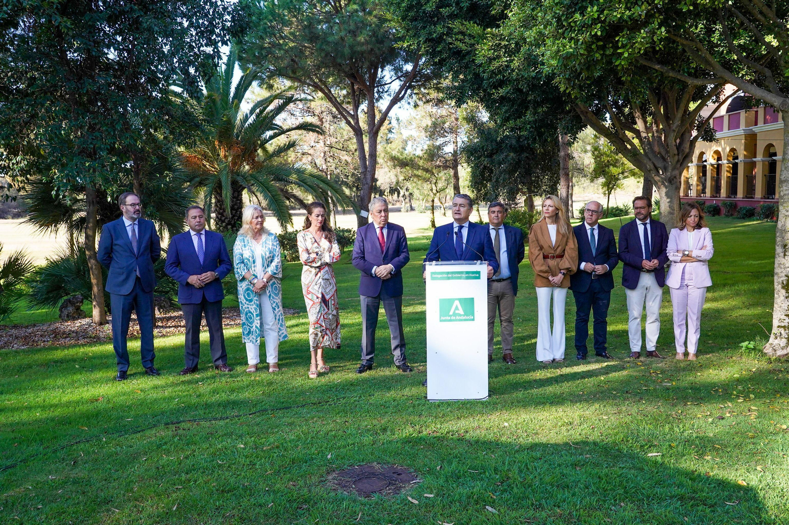 El consejero de la Presidencia, Antonio Sanz, con los  delegados territoriales de la Junta en las ocho provincias andaluzas, este miércoles en Ayamonte.