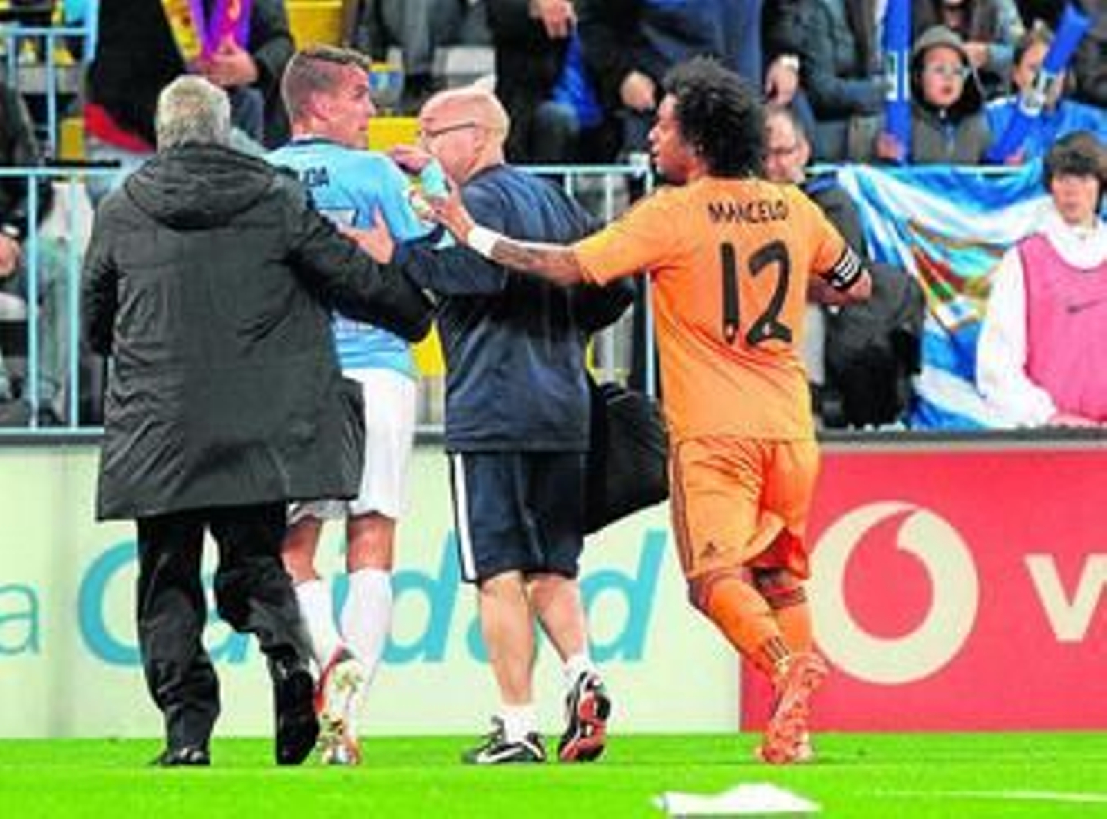 Duda es retirado a la banda entre protestas por Juan Carlos Pérez Frías y Torrontegui.