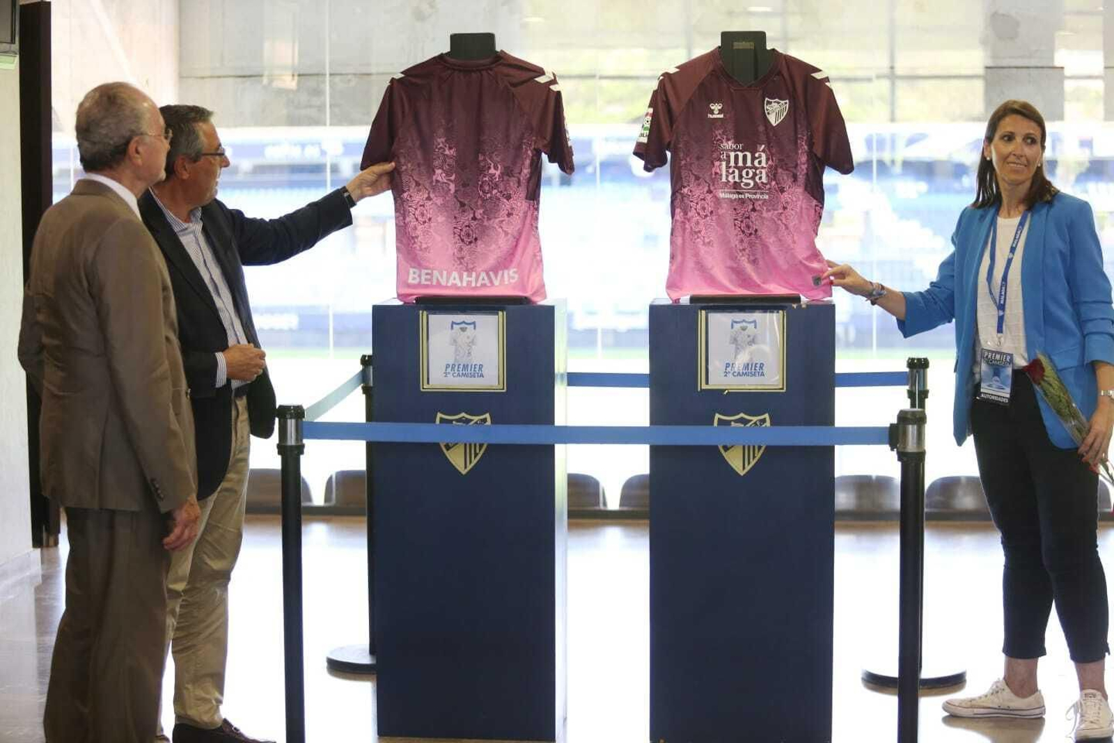 Así es la rompedora segunda camiseta del Málaga CF. Así es la rompedora segunda camiseta del Málaga CF.