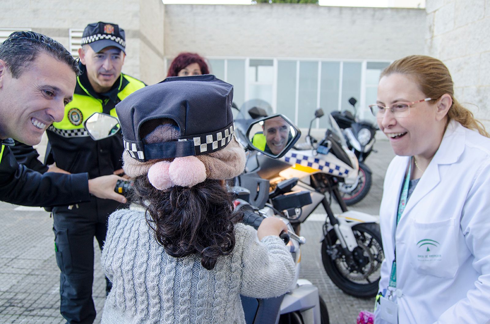En el exterior del hospital, los niños se montaron en las motos y coches de la Policía Local.