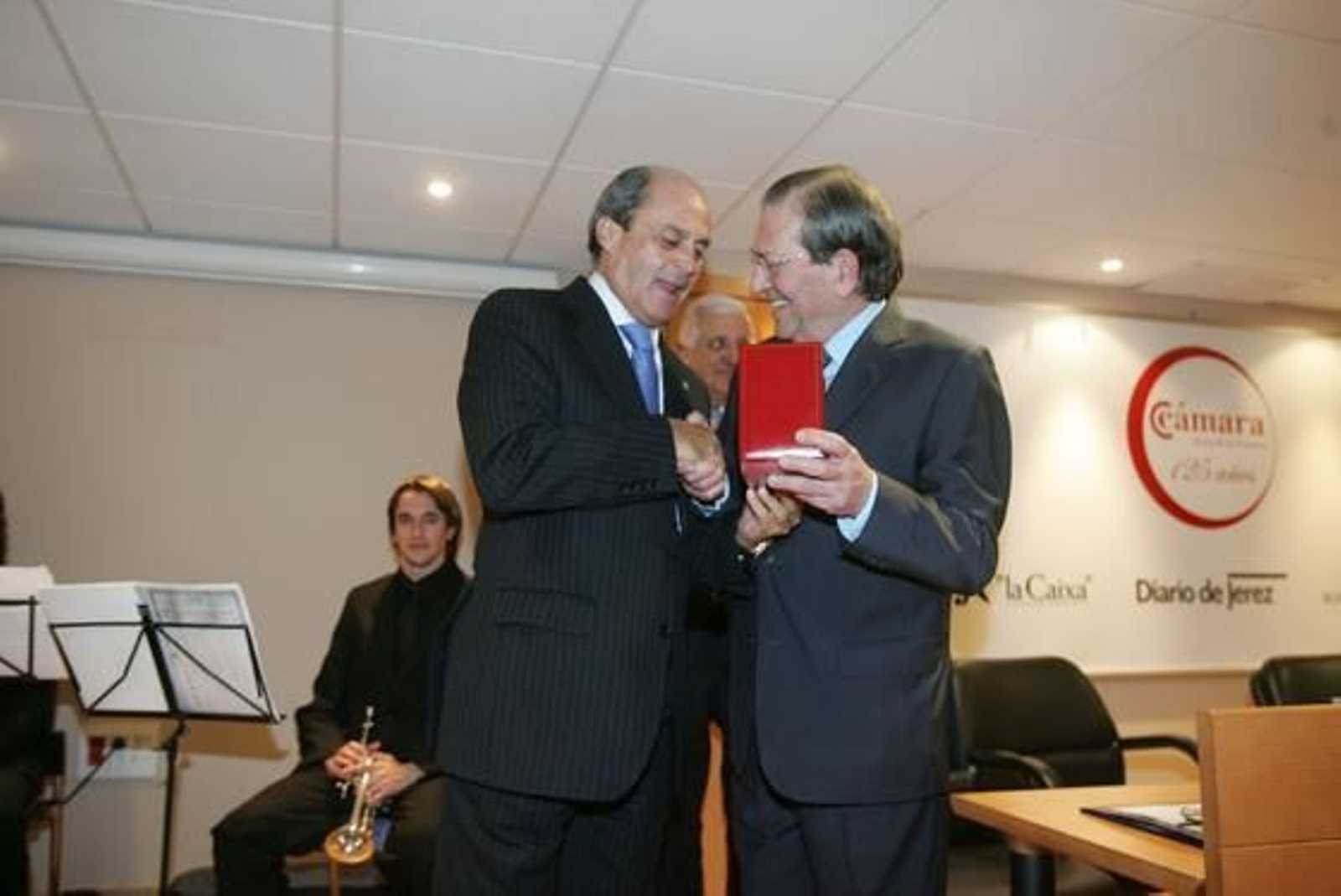 Antonio Ponce (i) y Jesús Medina, en la entrega de placas.

Foto: Pascual