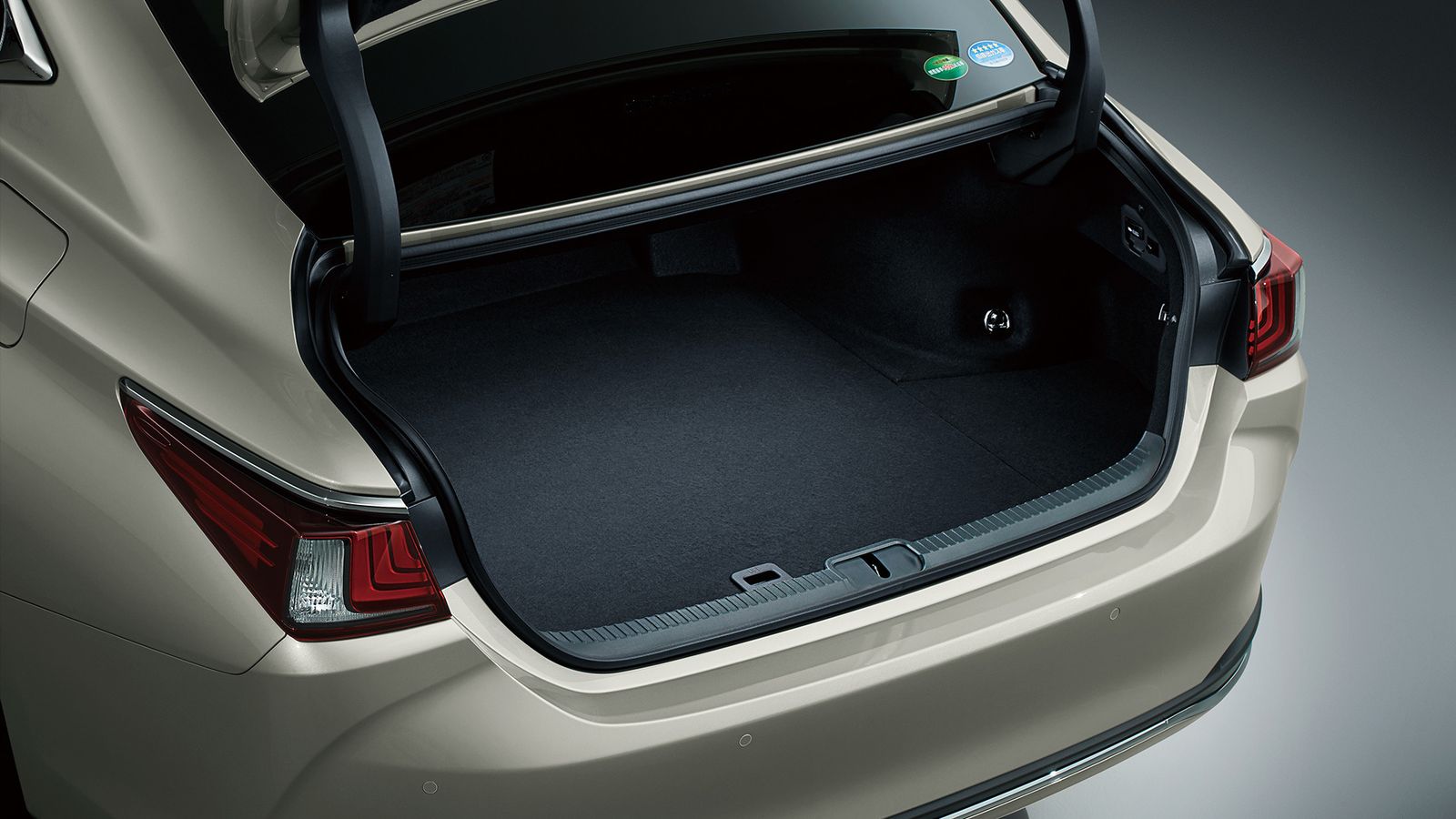 El cambio de química en las baterías permitirá que sean más pequeñas, de modo que ocuparán menos espacio en el maletero del Lexus ES300h.