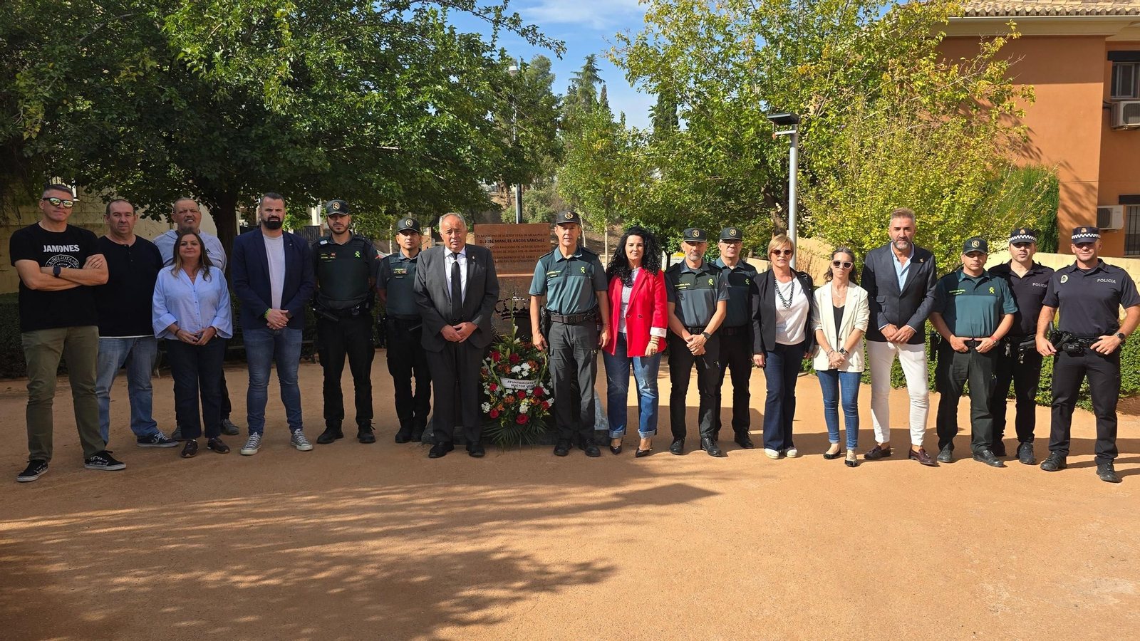 Homenaje al guardia civil José Manuel Arcosen la plaza que lleva su nombre en Huétor Vega