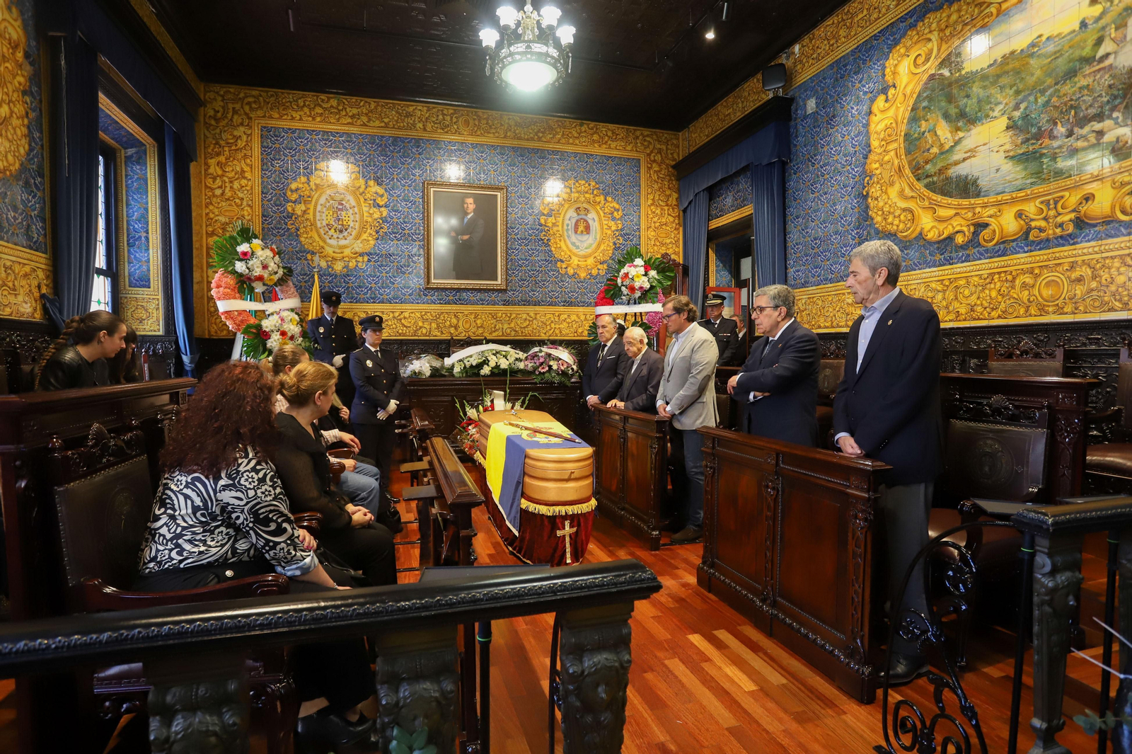 Imágenes de la capilla ardiente de Ernesto Delgado instalado en el Salón de Plenos del Ayuntamiento de Algeciras