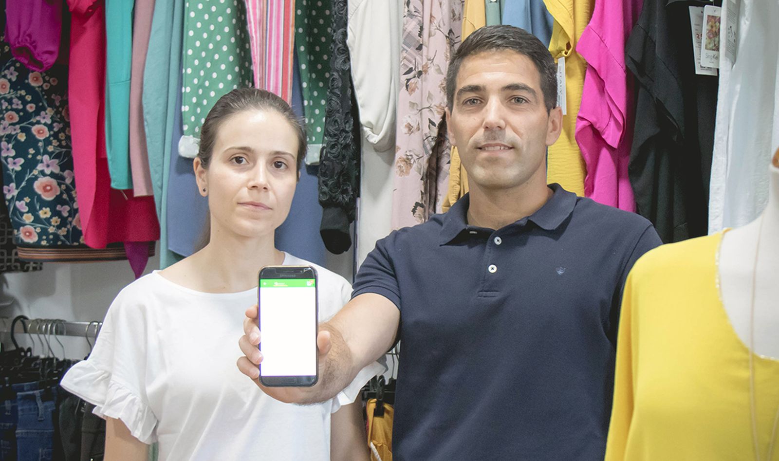 Sandra Hidalgo y Miguel Gallardo mostrando su App.