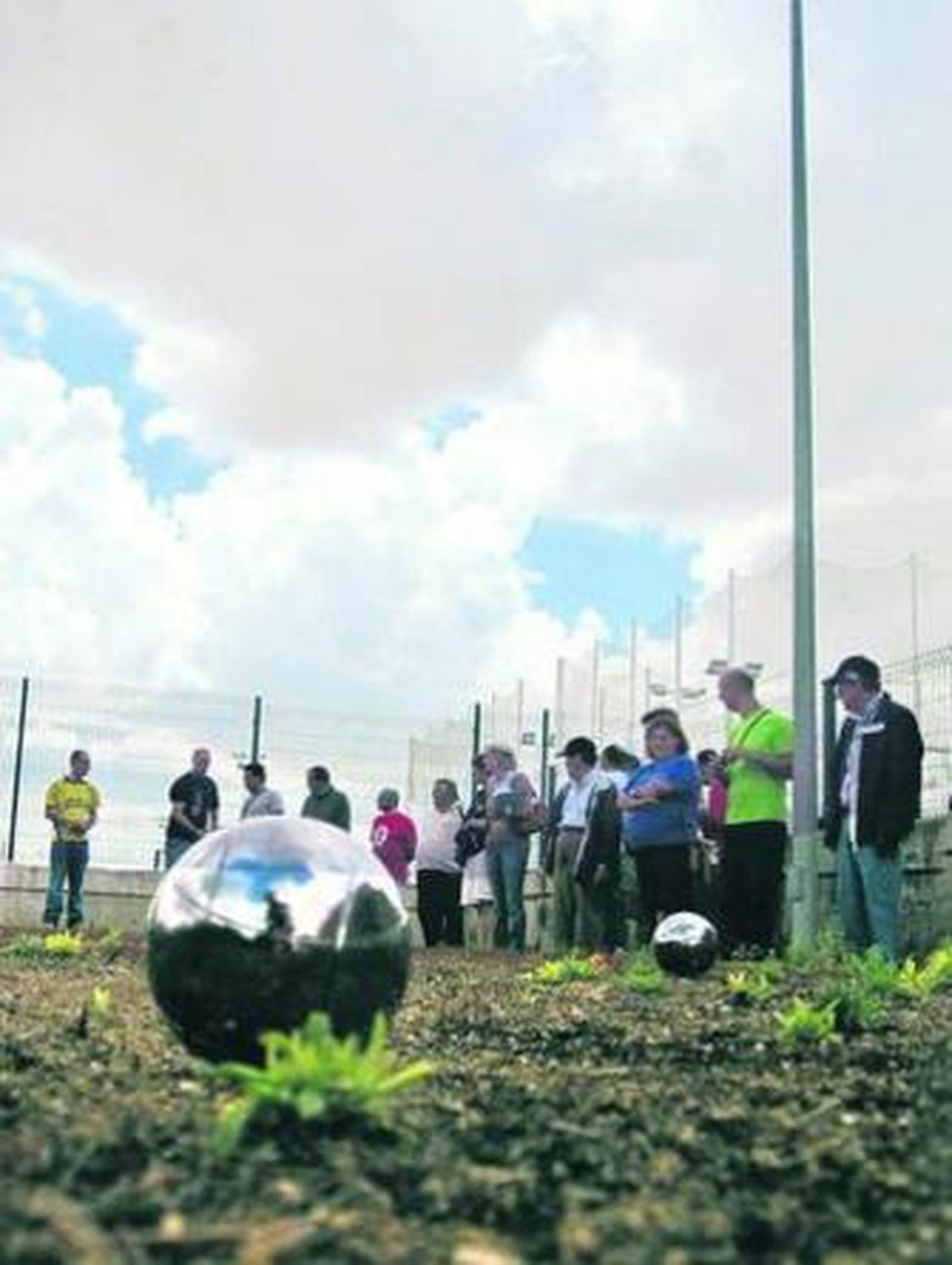 La petanca es una de las pruebas de estas olimpiadas deportivas.