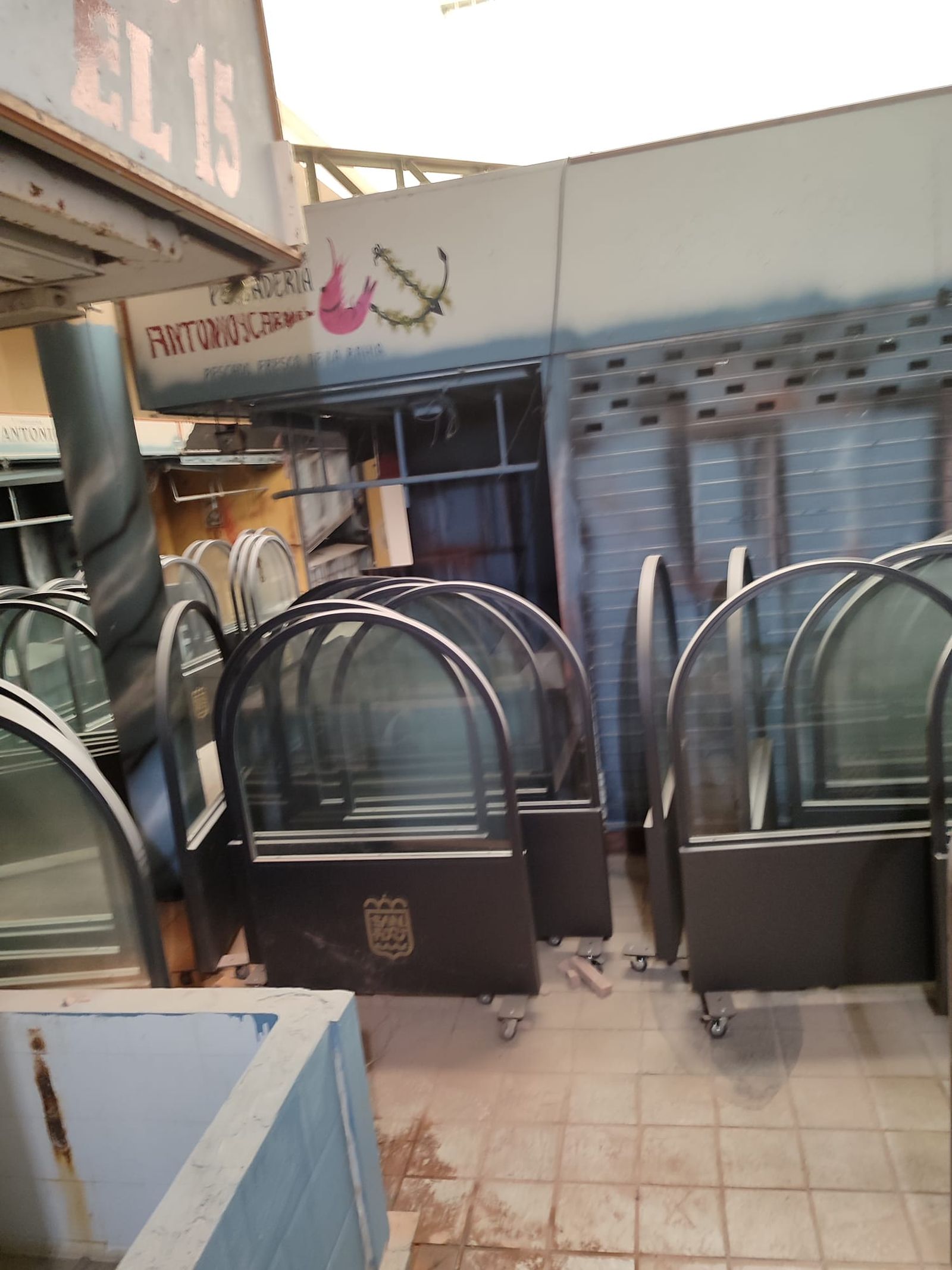 Los paravientos adquiridos por el Ayuntamiento de San Fernando para la plaza del Rey, guardados en las dependencias sin uso del Mercado Central