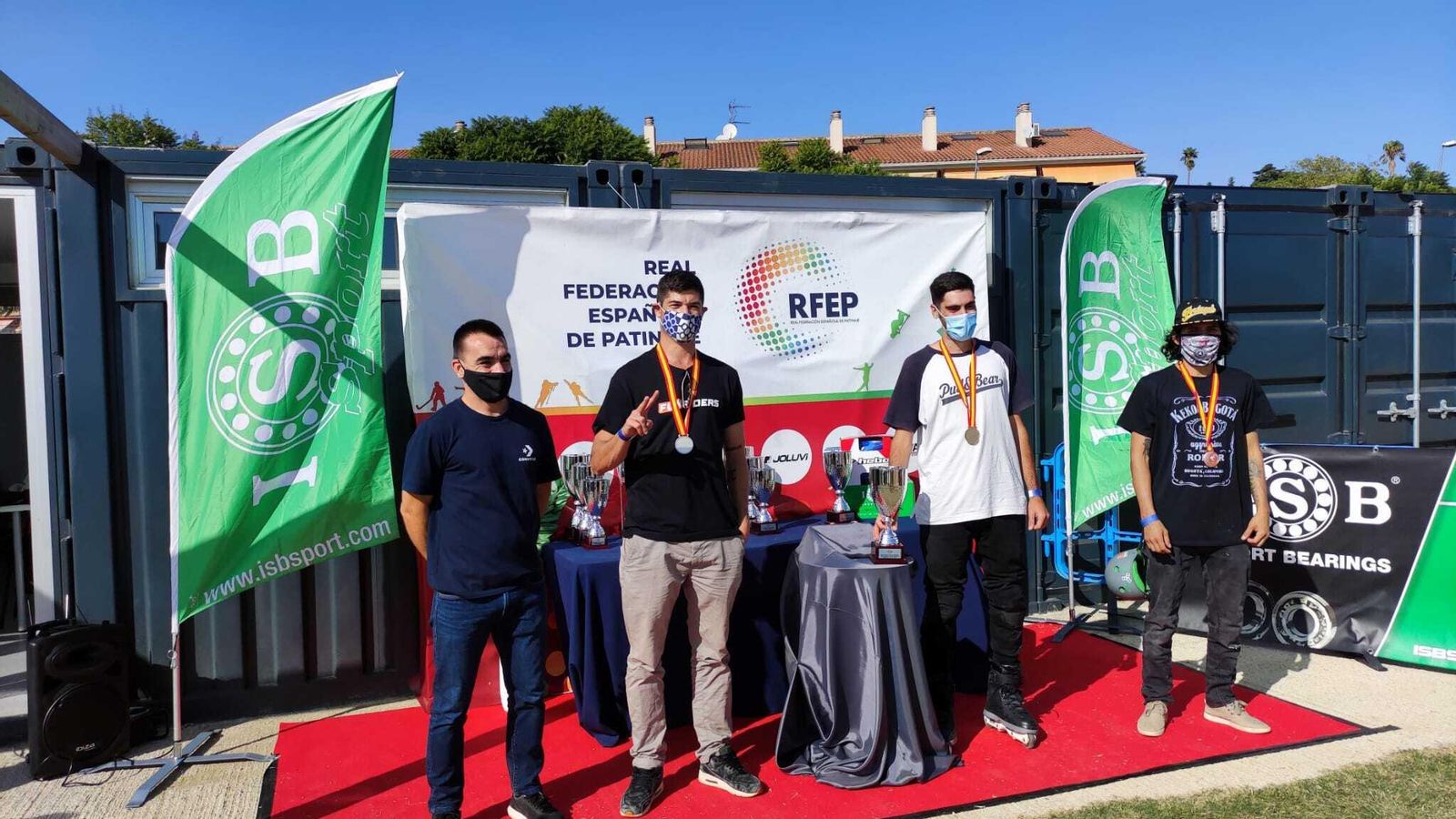 Podio absoluto masculino, con Aritz Ortega con la medalla de plata.