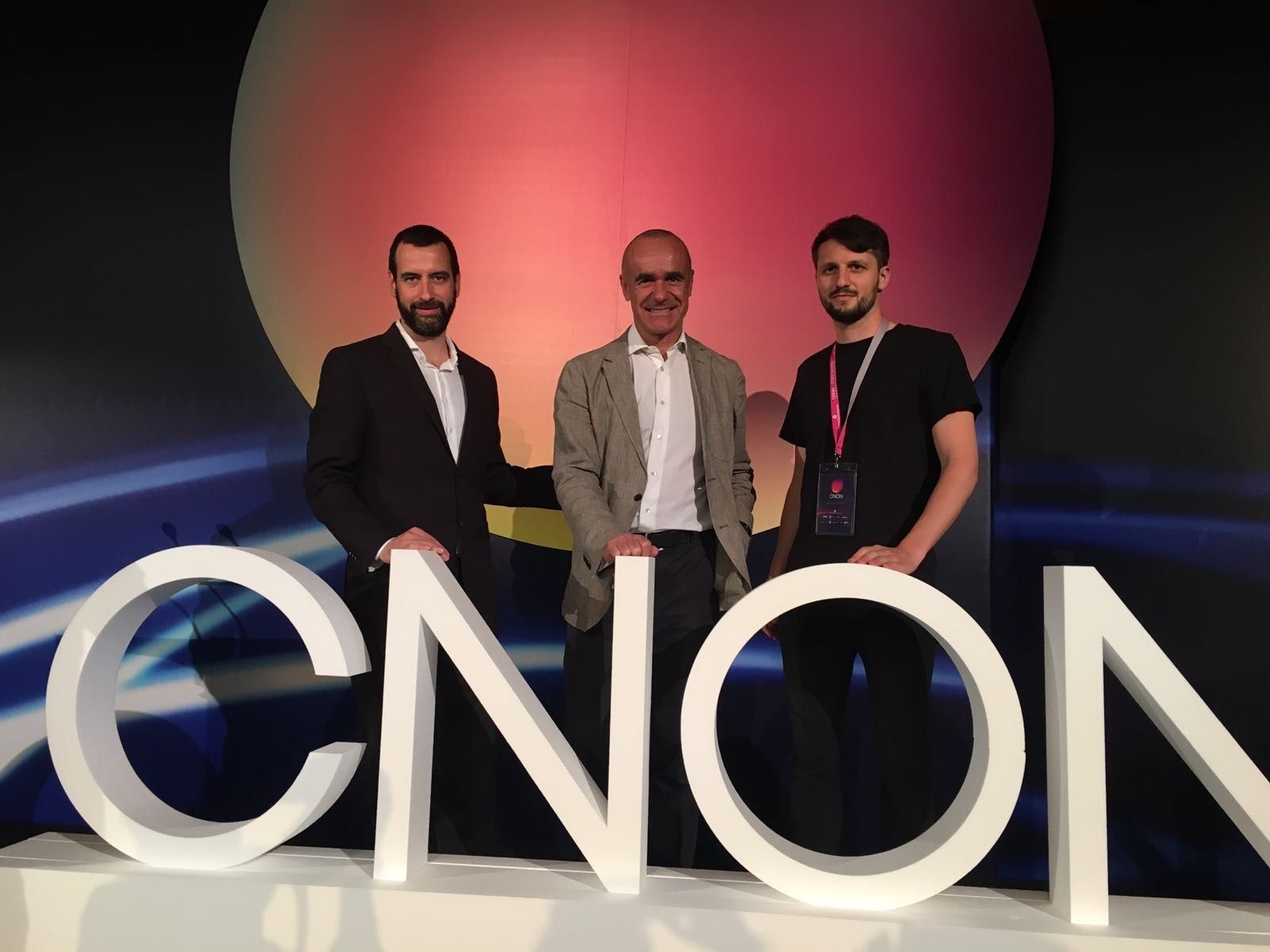 Muñoz, en el centro, en la inauguración del congreso de ocio nocturno.