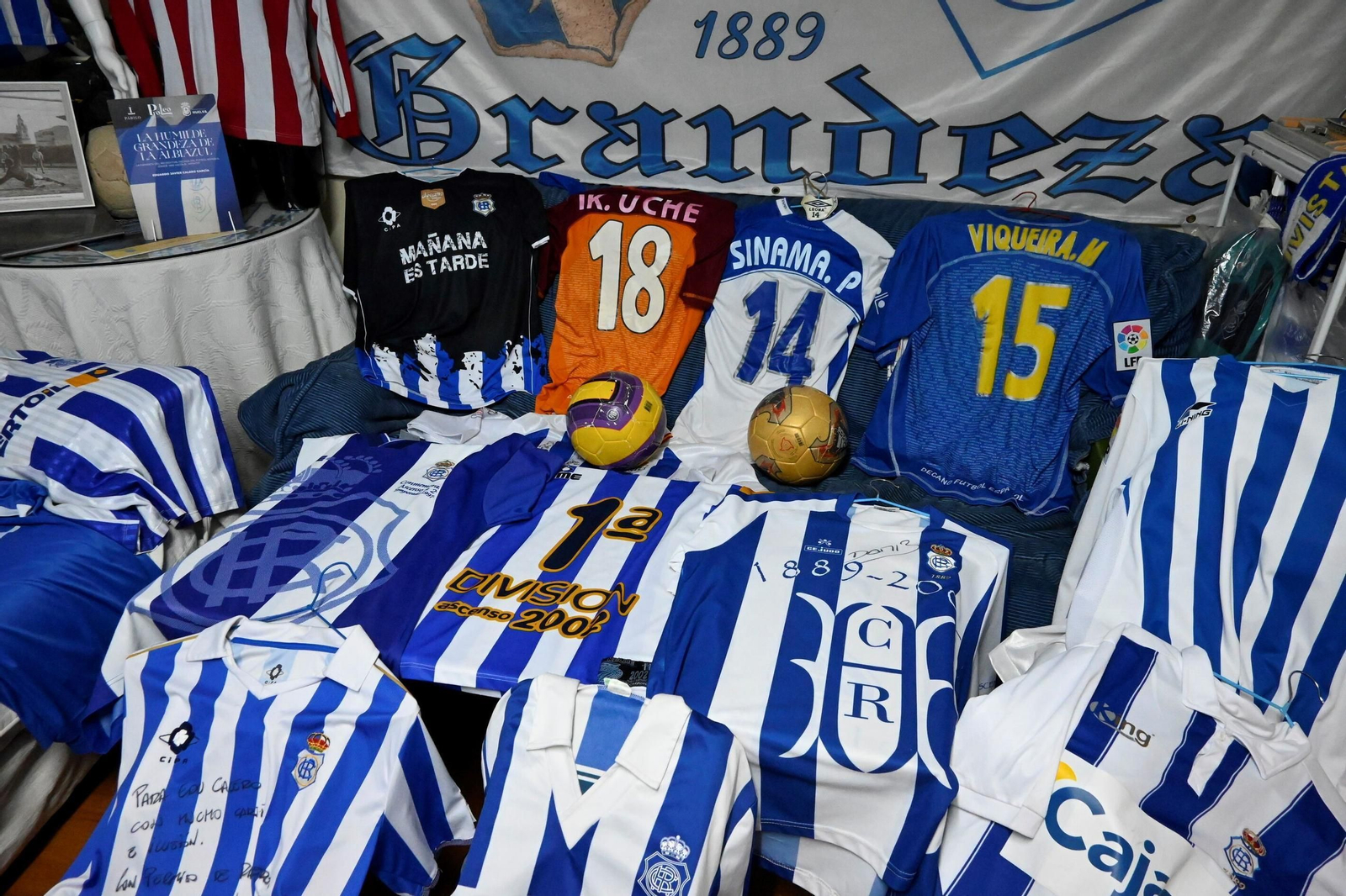 La colección de camisetas del Recreativo de Huelva de Edu Calero, en imágenes