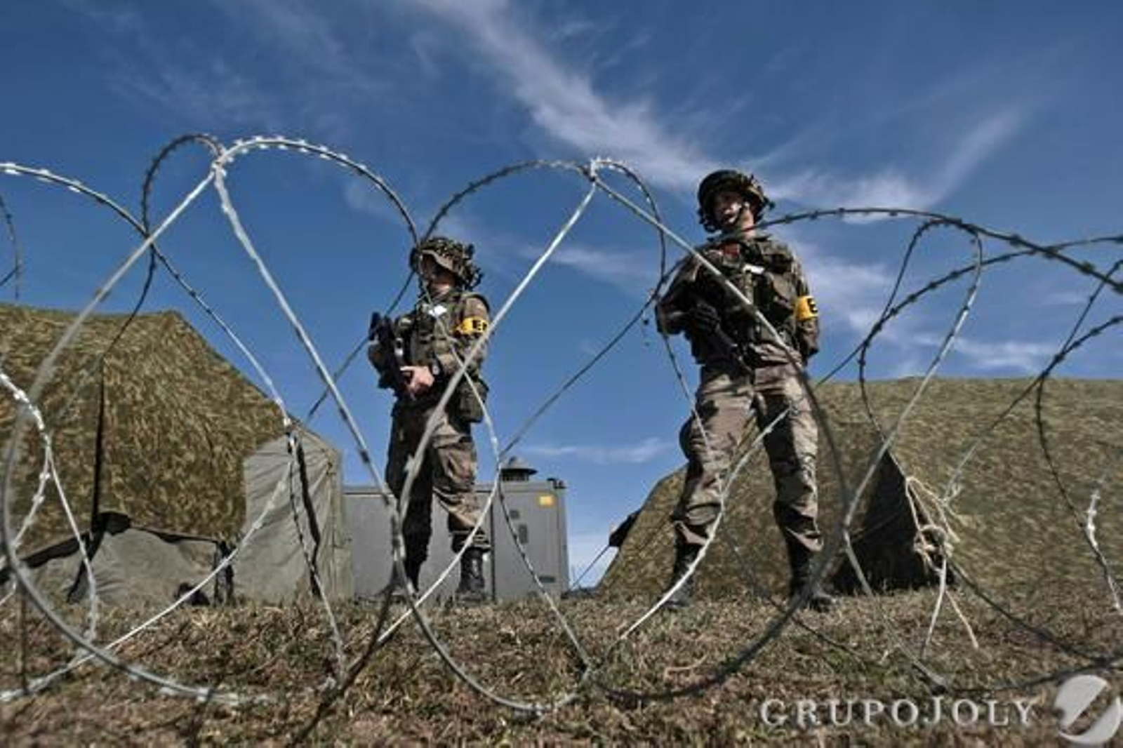 Las Fuerzas Armadas realizan una operación anfibia en El Retín para mostrar su capacidad de evacuación de ciudadanos en zonas de conflicto.

Foto: Fito Carreto
