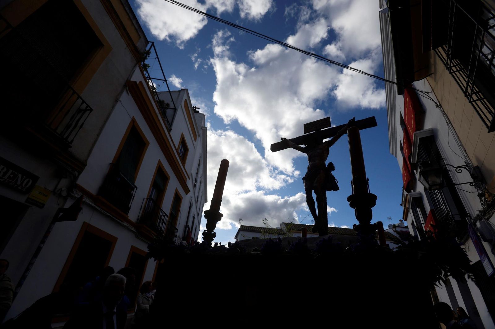 La procesión de la Universitaria en este Martes Santo de Córdoba, en imágenes