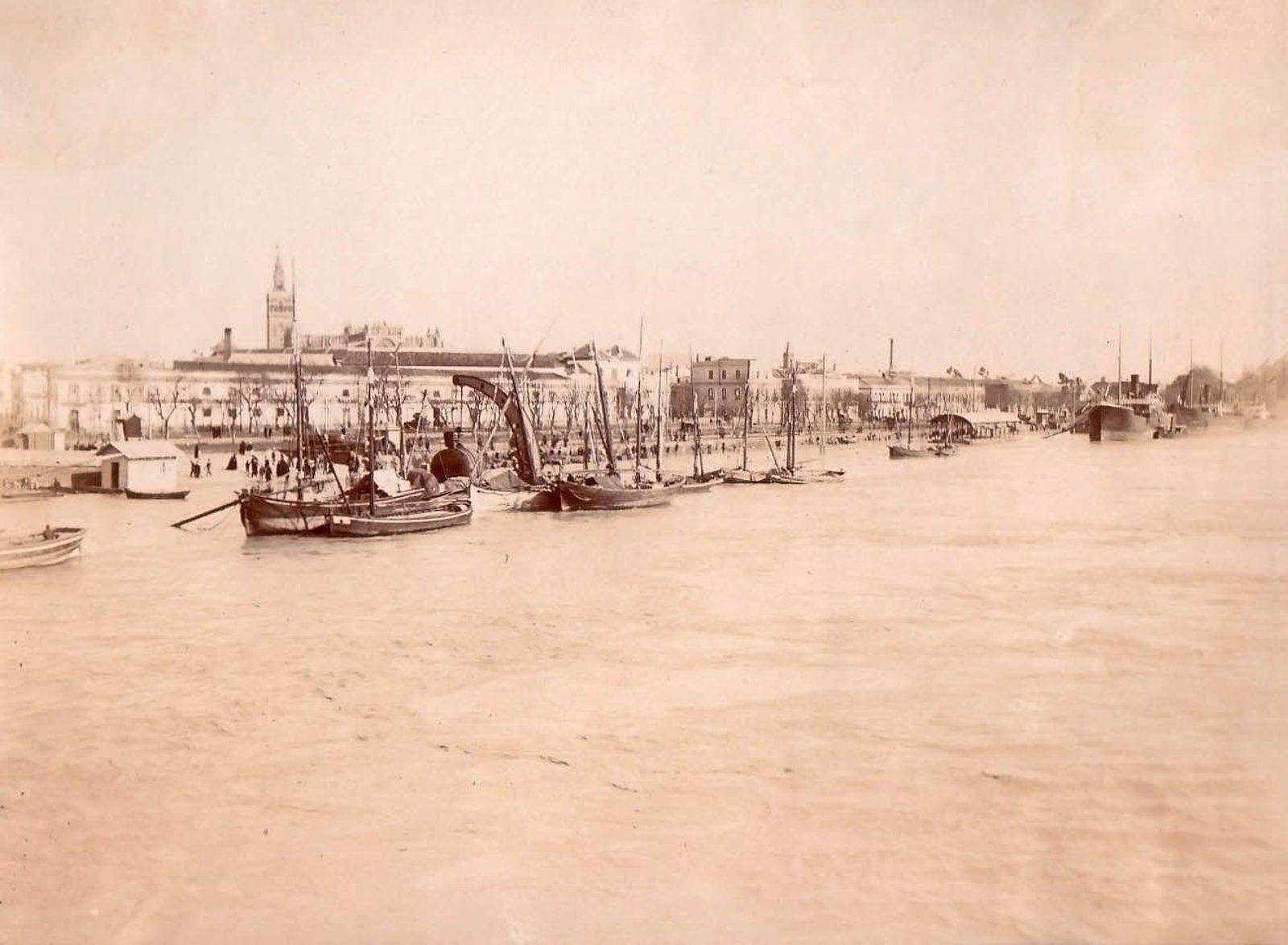 Inundación sobre los muelles del Arenal vista desde el puente de Triana. Finales del siglo XIX.