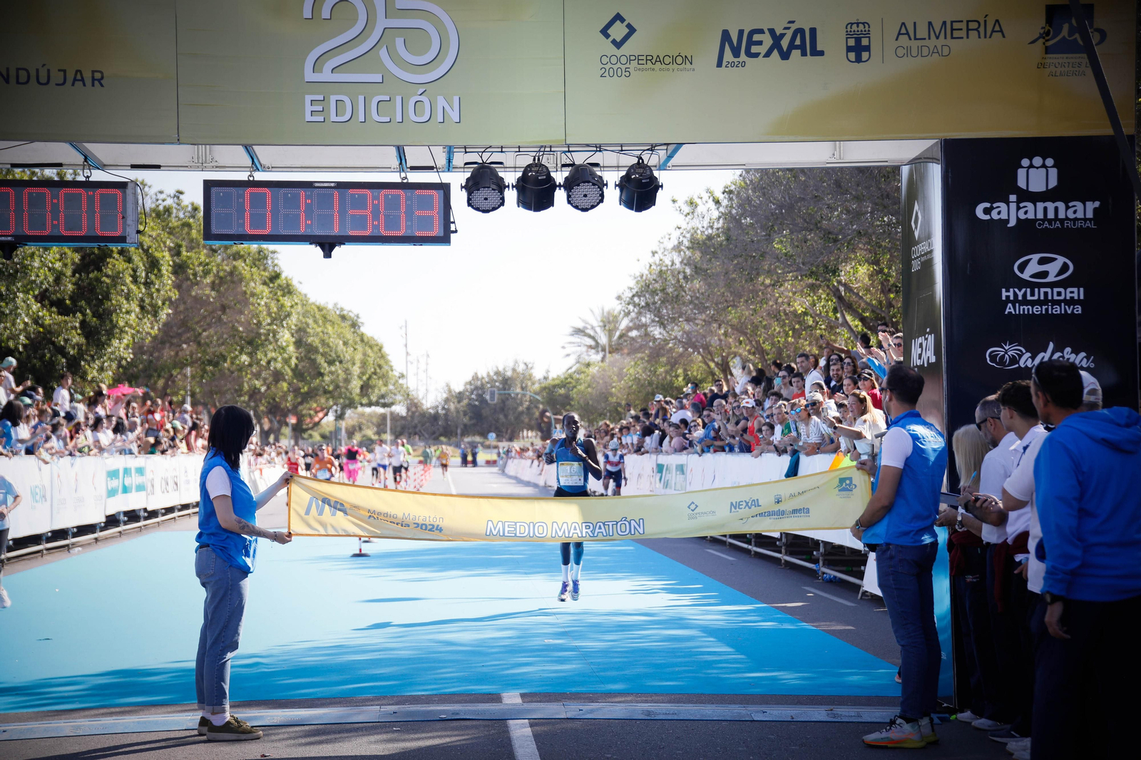 Imágenes de la llegada de la Media maratón Ciudad de Almería