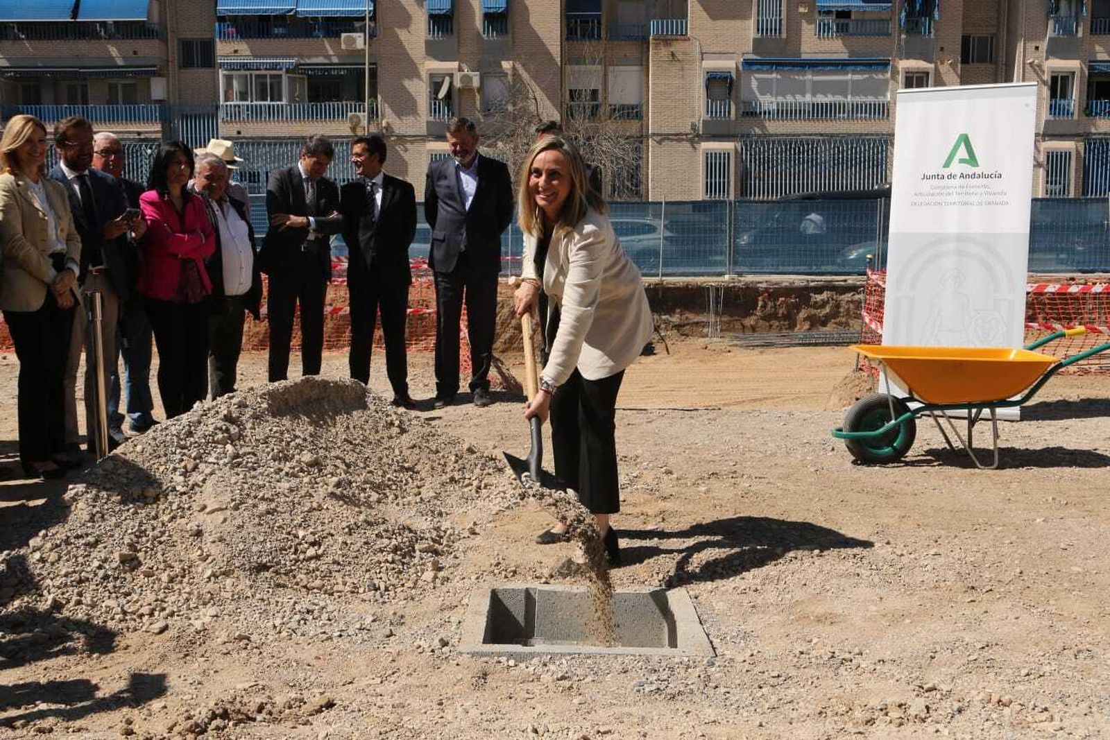 Marifrán Carazo en la construcción de las viviendas.