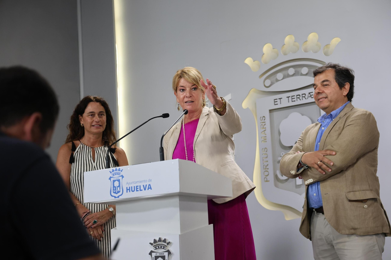 Pilar Miranda, acompañada por Adela de Mora y José Manuel Borrero Pilar Miranda, acompañada por Adela de Mora y José Manuel Borrero