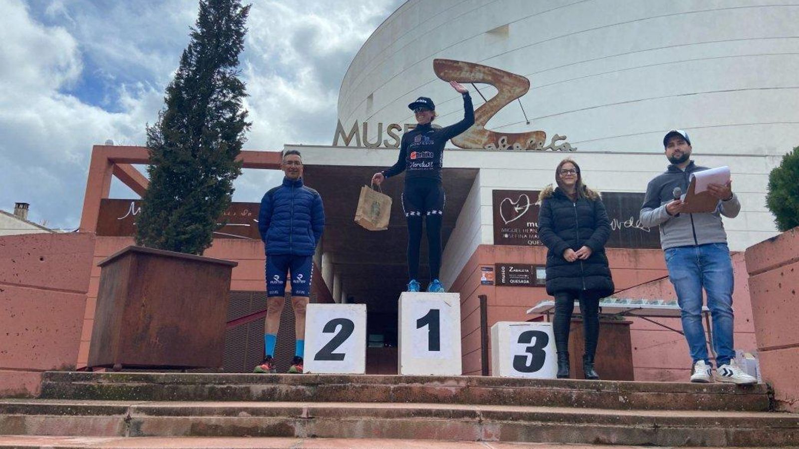 Ana Isabel Morales recoge su premio como campeona.
