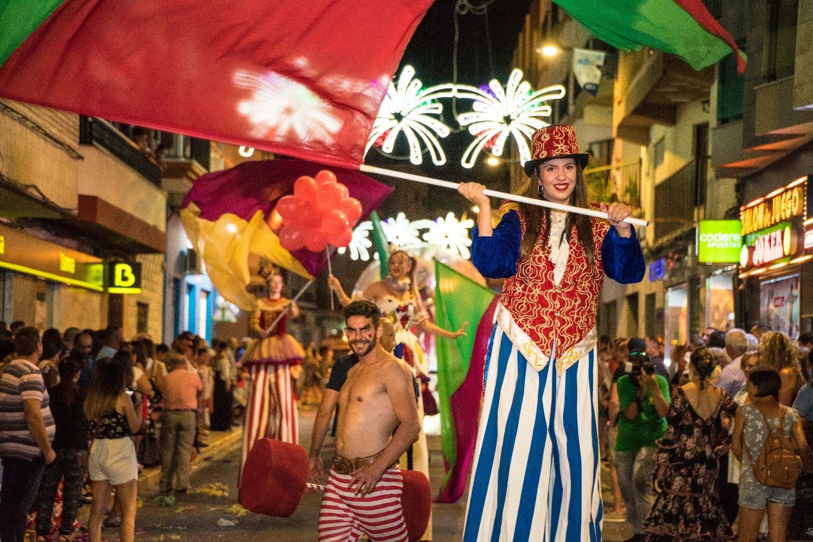 Fotogalería de las fiestas de Adra con el desfile de carrozas y la actuación de Juan Mena