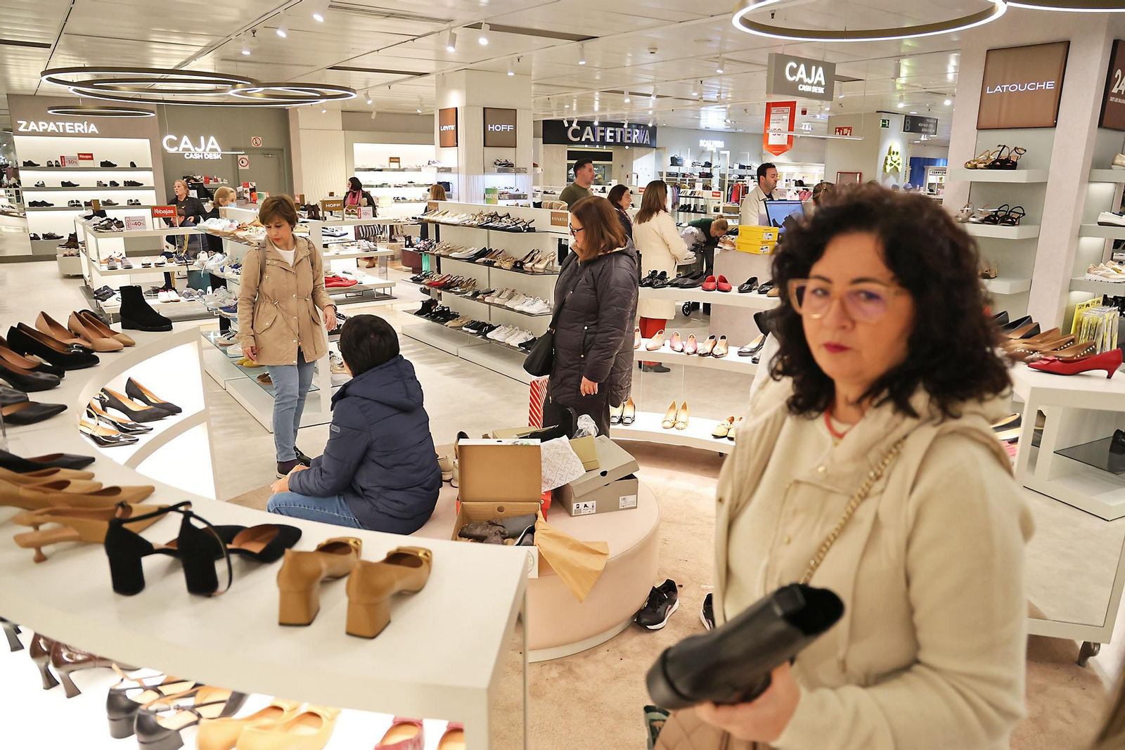 Imágenes del comienzo de las rebajas en Huelva