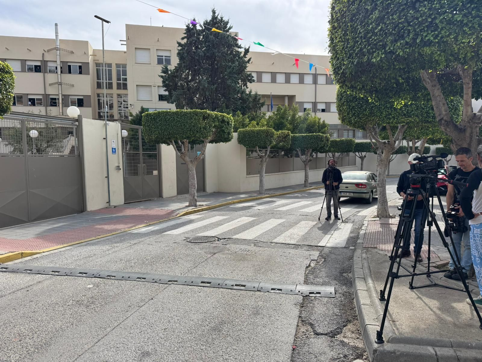 Medios de comunicación frente al IES La Contraviesa de Albuñol Medios de comunicación frente al IES La Contraviesa de Albuñol