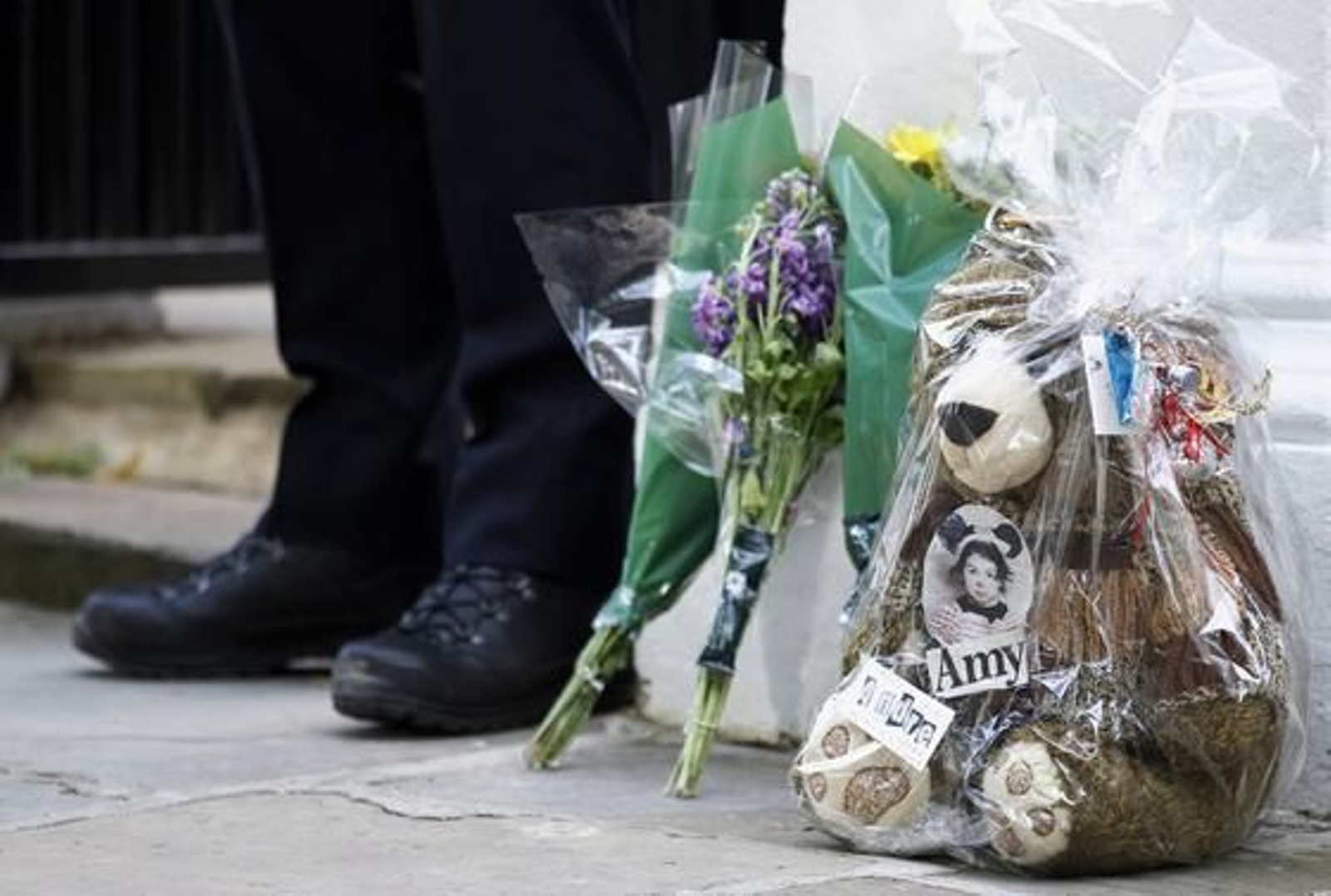 Famliares, amigos,fans y medios en el entierro de la cantante.

Foto: Reuters, EFE, AFP