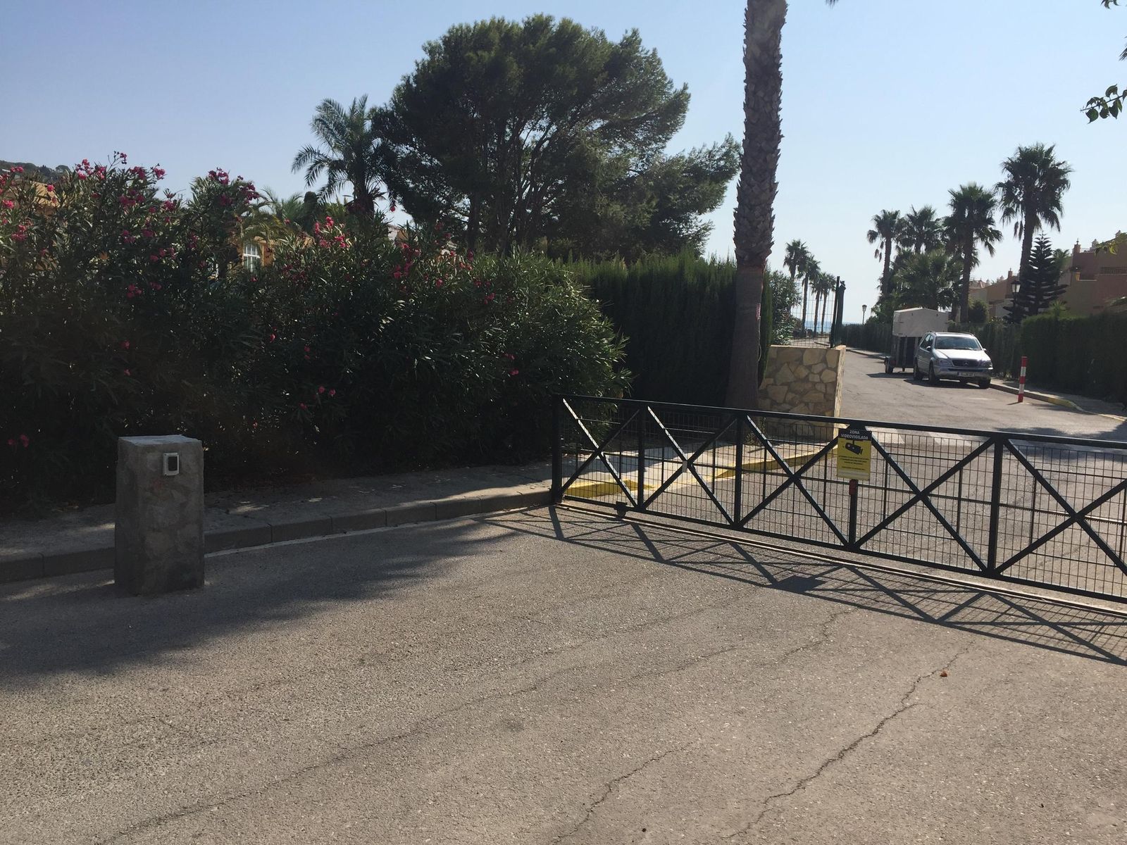 Uno de los accesos a la playa vallados por la urbanización Jardines de Azahar.