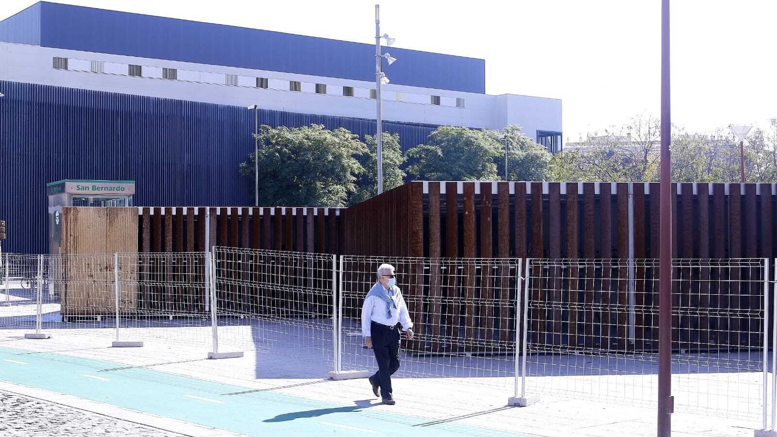 El otro lado de la biciestación junto al ascensor de Metro y a la Facultad de Derecho de la US.