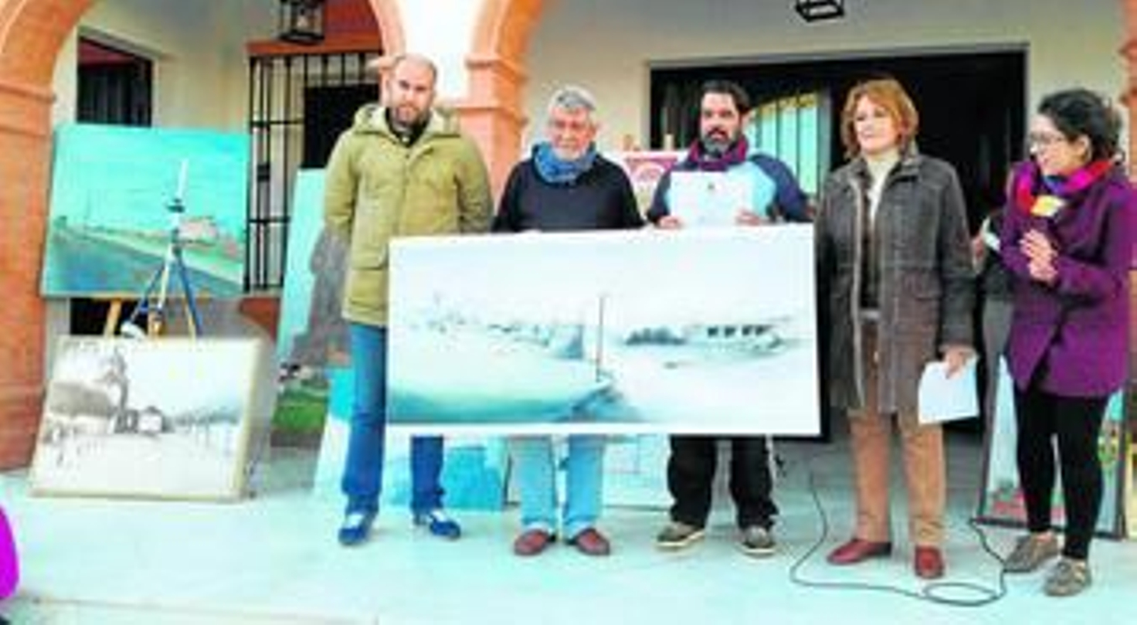 El ganador del II Certamen de Pintura al Aire Libre de Villarrasa posa con la obra premiada.