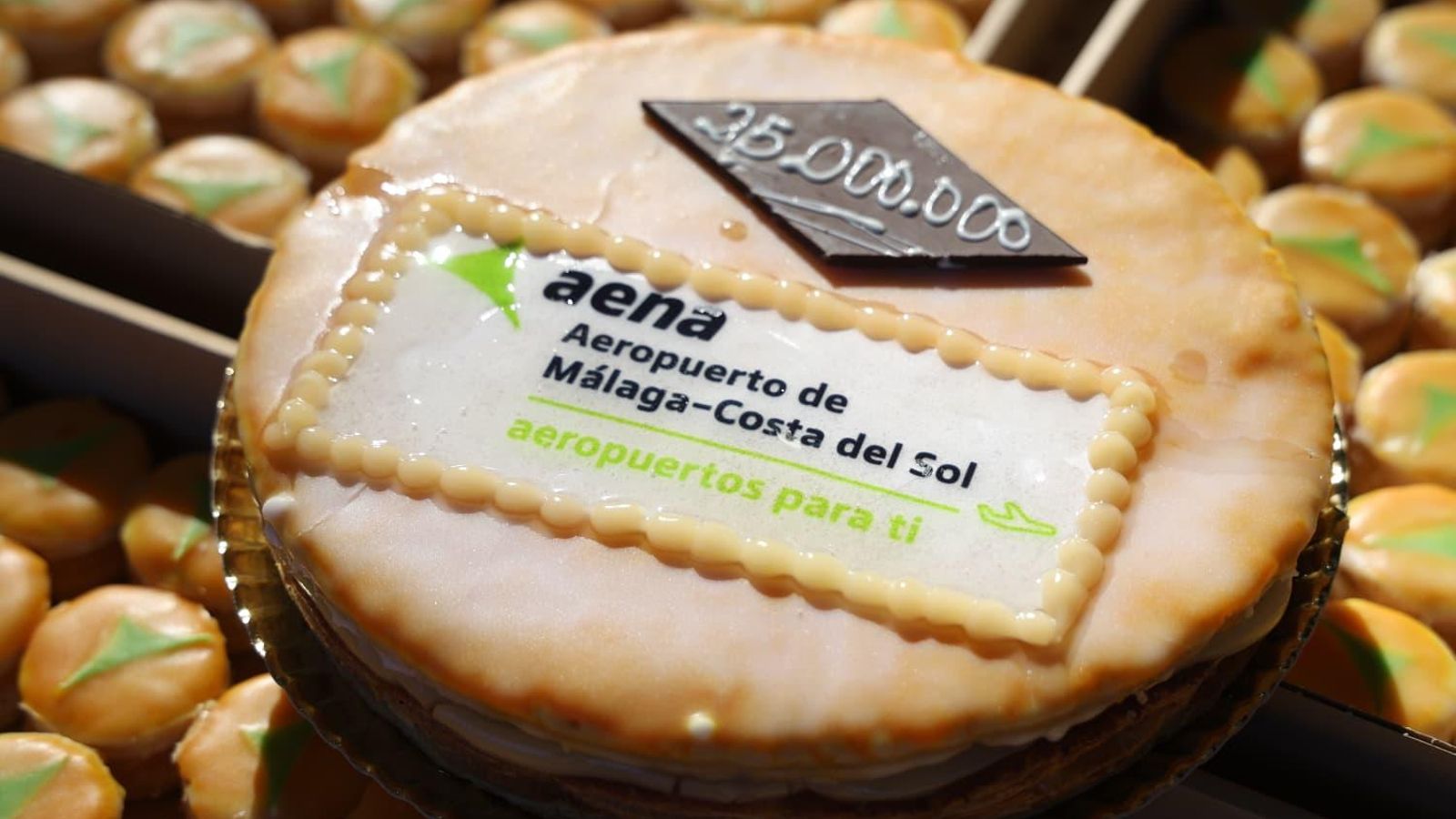 'Locas' que se han repartido para celebrar los 25 millones de pasajeros en el aeropuerto