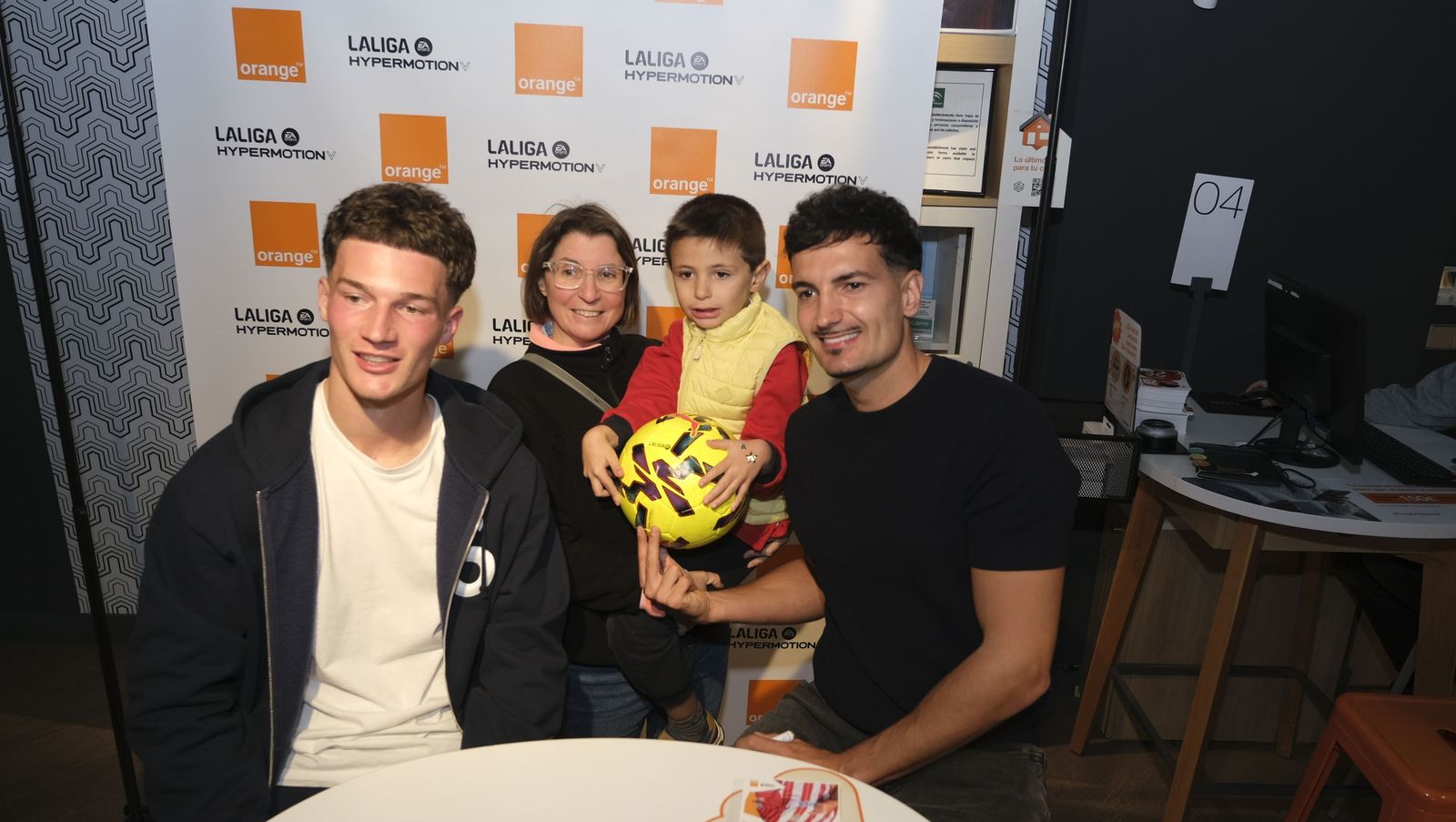 Búscate en las fotos de la firma de los jugadores de la U.D. Almería en la tienda Orange