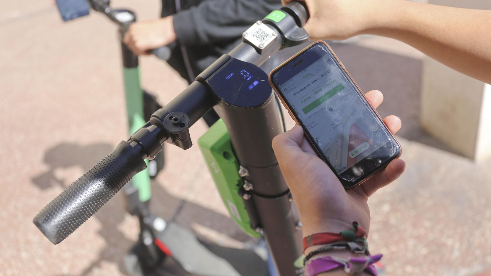 Usuarios enseñan las aplicaciones de distintas firmas.