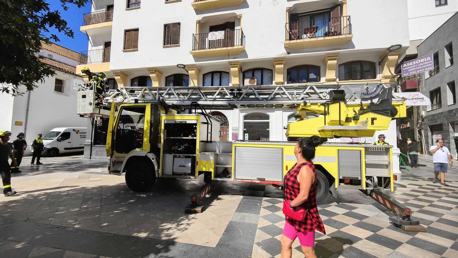 Fachada afectada e intervenida por los bomberos