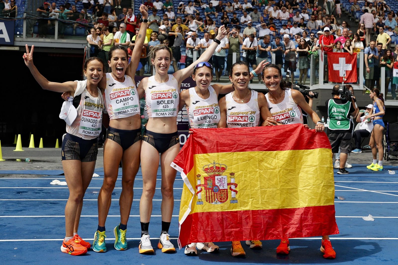 El equipo de media maratón femenino de la delegación espñola celebra su tercer puesto en el Europeo de Roma.