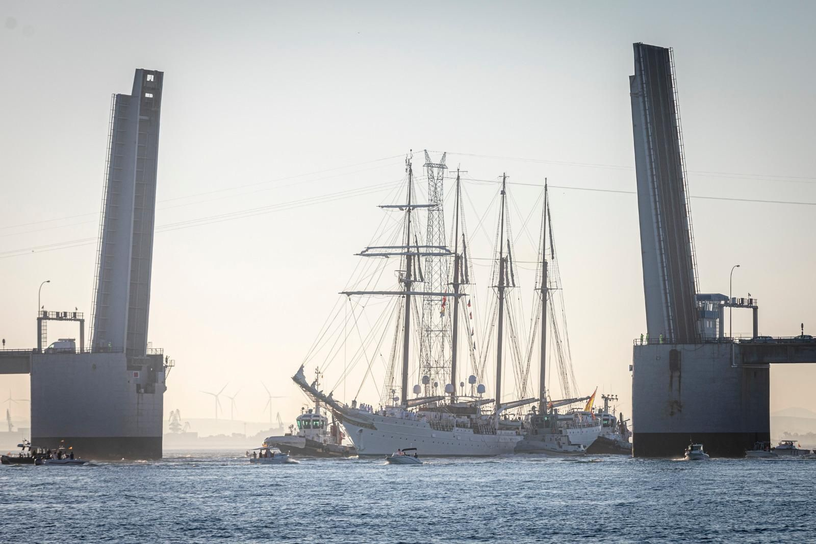 Imágenes de la salida de Elcano desde La Carraca