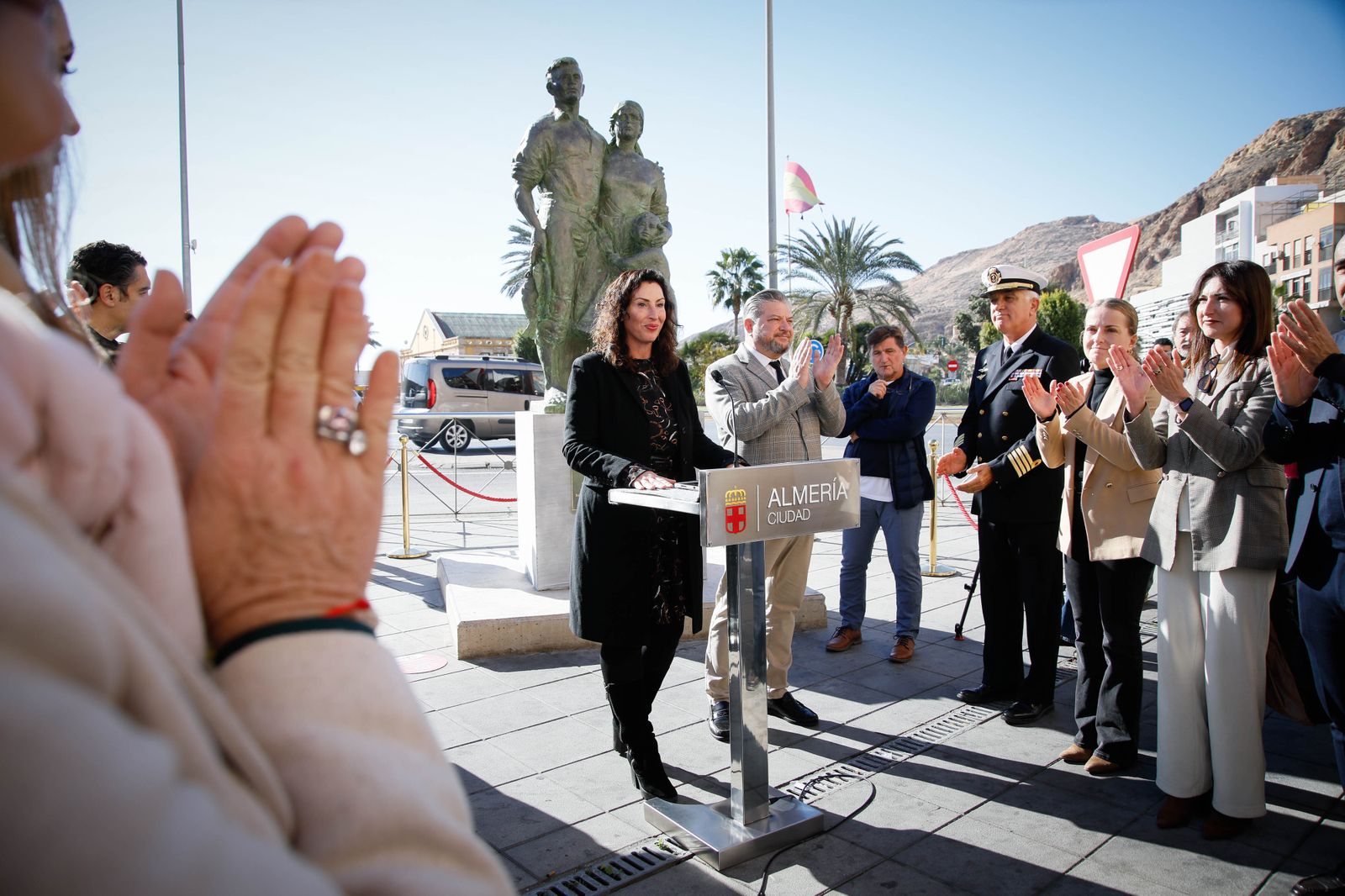 Imágenes de la inauguración sobre escultura ‘Familia Marinera’, del escultor Francisco Javier Galán, en homenaje a las familias de pescadores en Pescadería-La Chanca